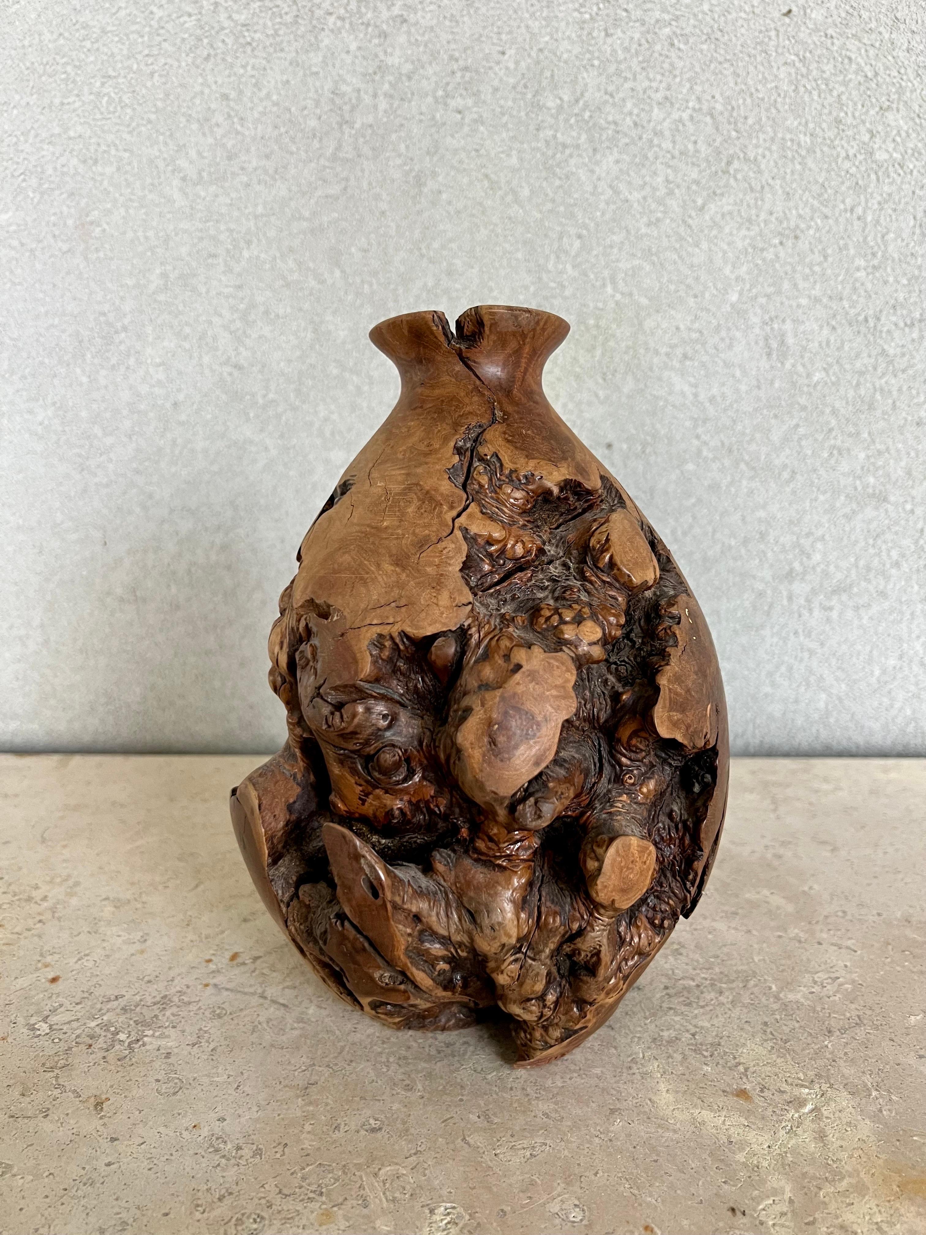 Vase en bois tourné à la main, unique en son genre, fabriqué à partir de racines de manzanita. Signé par un artiste inconnu en bas.