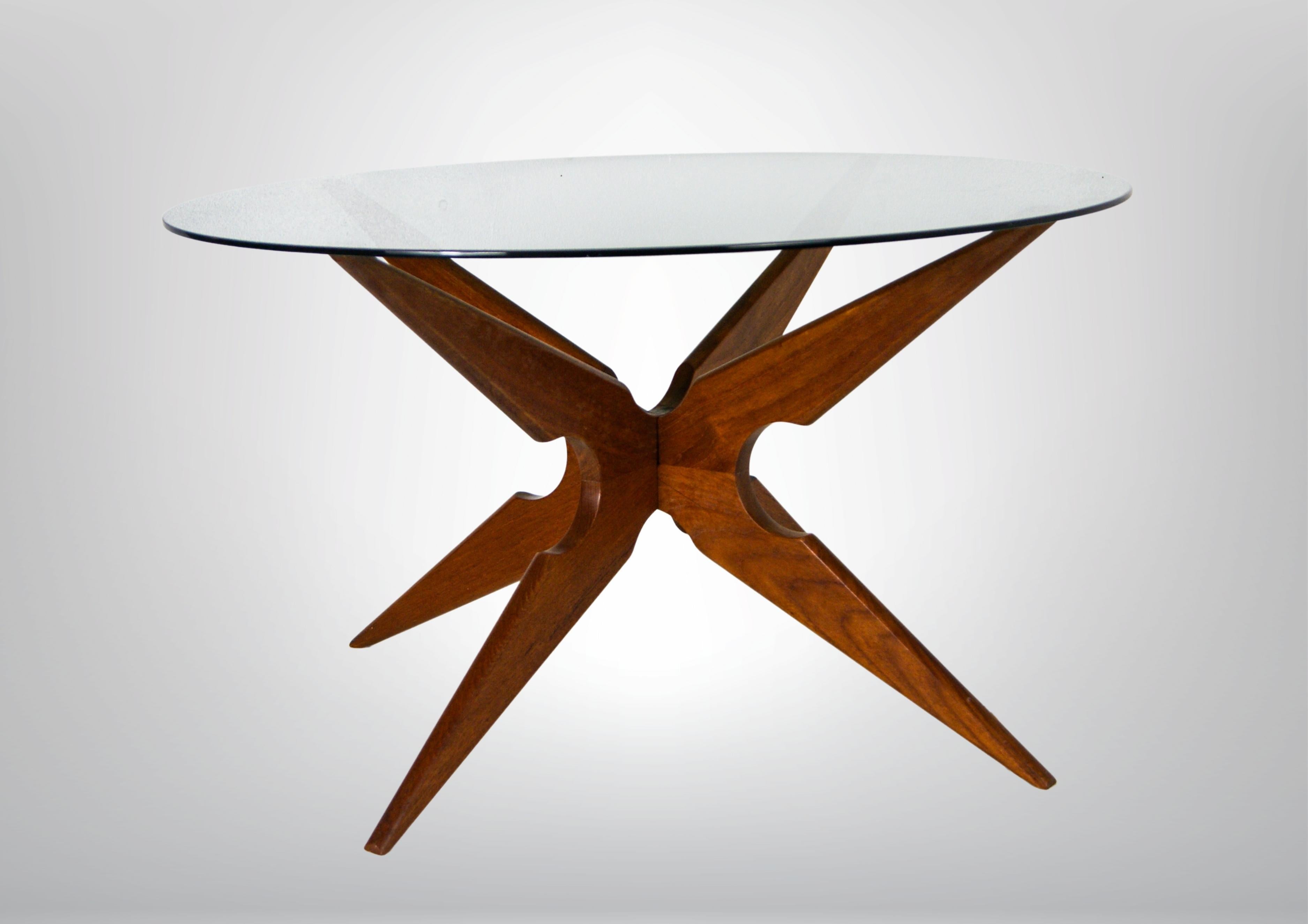 Table basse du milieu du siècle en teck et verre fumé par Sika Mobler Danemark, vers les années 1960.
Sous la direction d'Ankjær Andreasen, Sika Mobler a ajouté à sa gamme, au début des années 1960, de petits articles de cadeaux et des meubles de