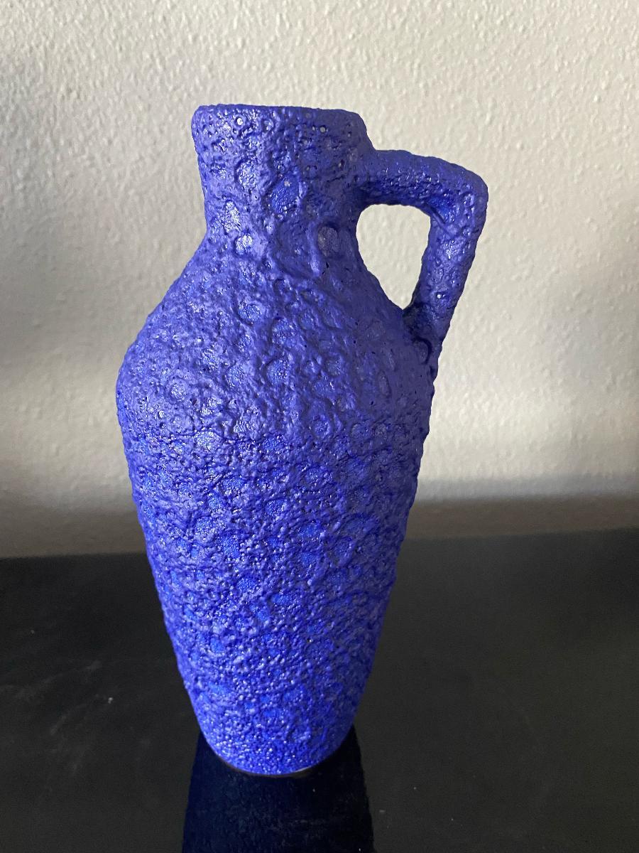 This Silberdistel vase is also called the 'Yves Klein Blue' vase because of the resemblance of the blue colour used by the French painter Yves Klein. Yves Klein was famous for his use of blue pigment. This Yves Klein vase is rare and is highly