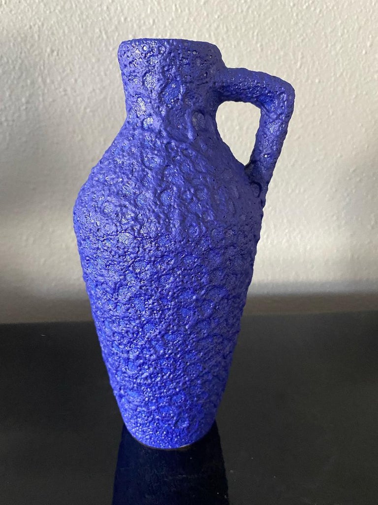 Vase en lave grasse Silberdistel bleu Yves Klein du milieu du siècle  dernier En vente sur 1stDibs