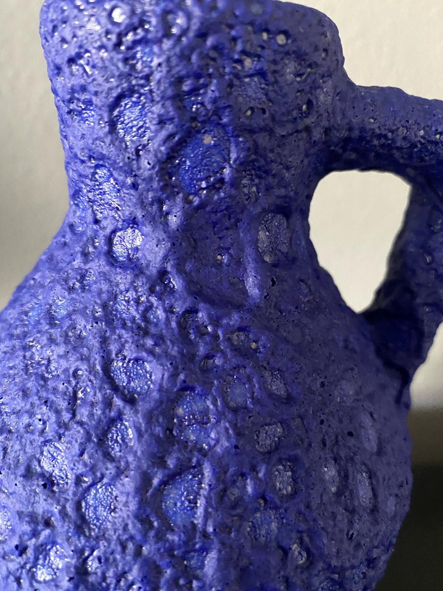 Mid-Century Modern Vase en lave grasse Silberdistel bleu Yves Klein du milieu du siècle dernier en vente