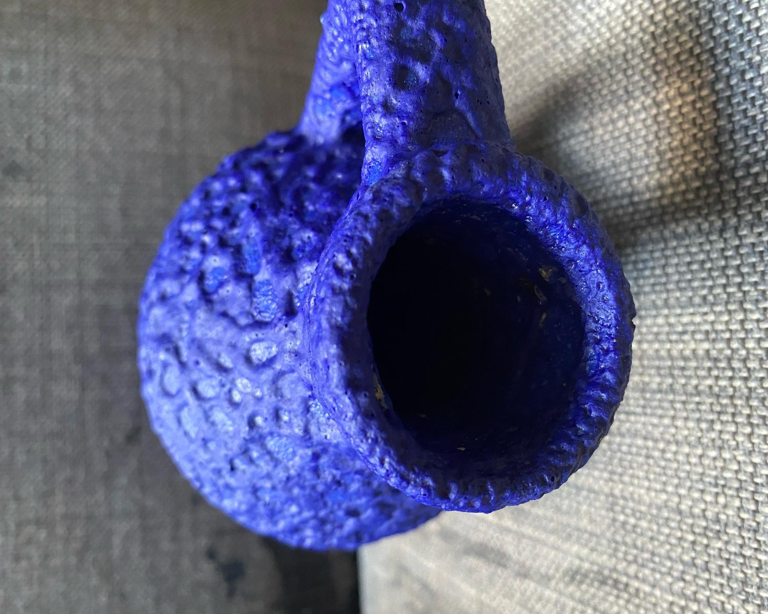 Milieu du XXe siècle Vase en lave grasse Silberdistel bleu Yves Klein du milieu du siècle dernier en vente