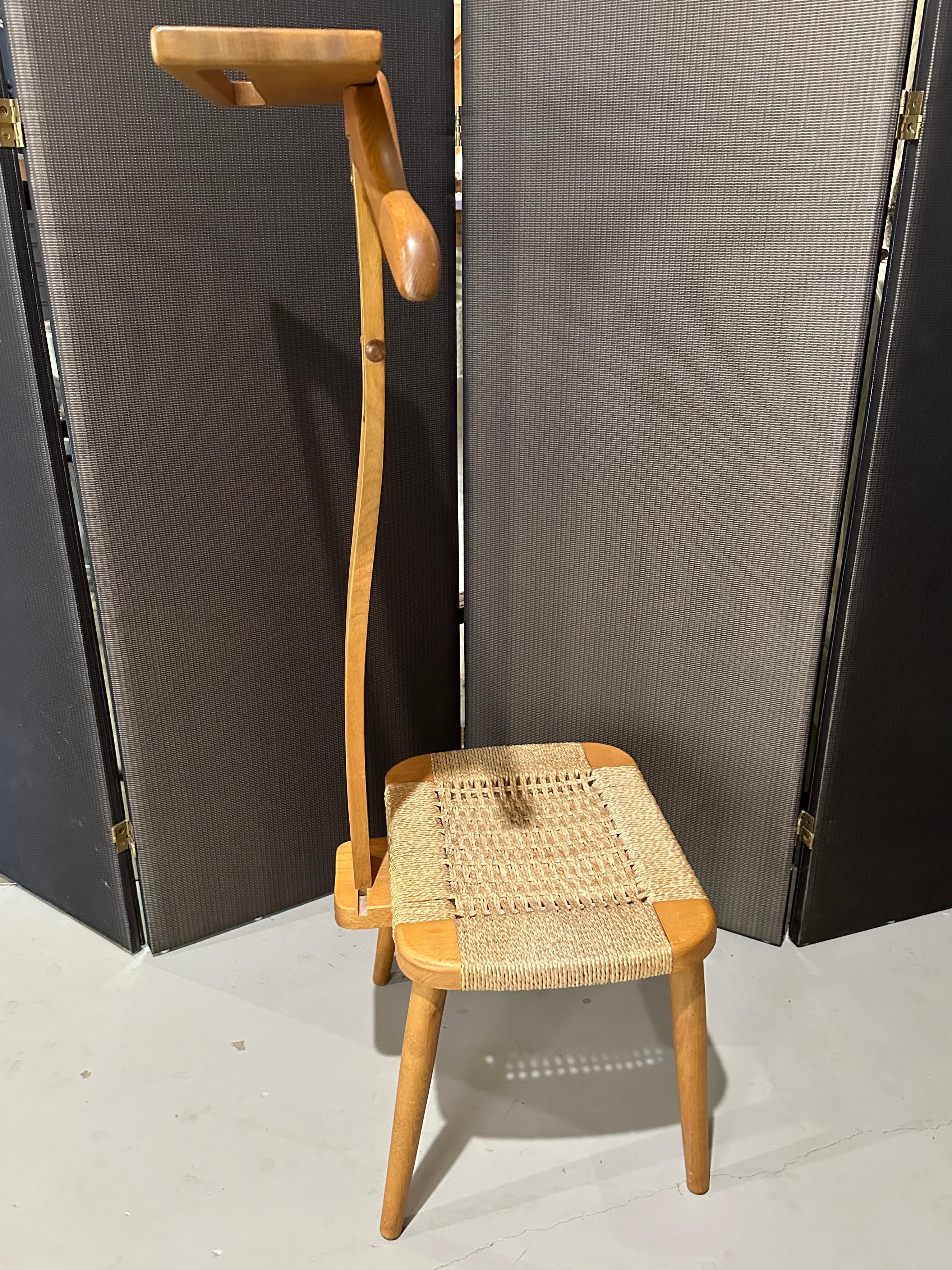 Sehr schöner Amcrest Gentlemans Wardrobe Stand/ Silent Butler. Dies war ein
Möbelstück, das die meisten gut gekleideten Männer besaßen.
Der Ständer hat einen gut gemachten Binsen-Sitz, die Binsen sind von Hand gestreckt worden.
Im oberen Fach werden