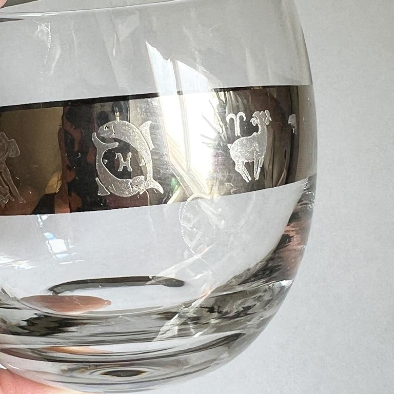 Mid-Century Modern Ensemble de 4 verres à motif astrologique Roly Poly en argent et verre du milieu du siècle dernier en vente