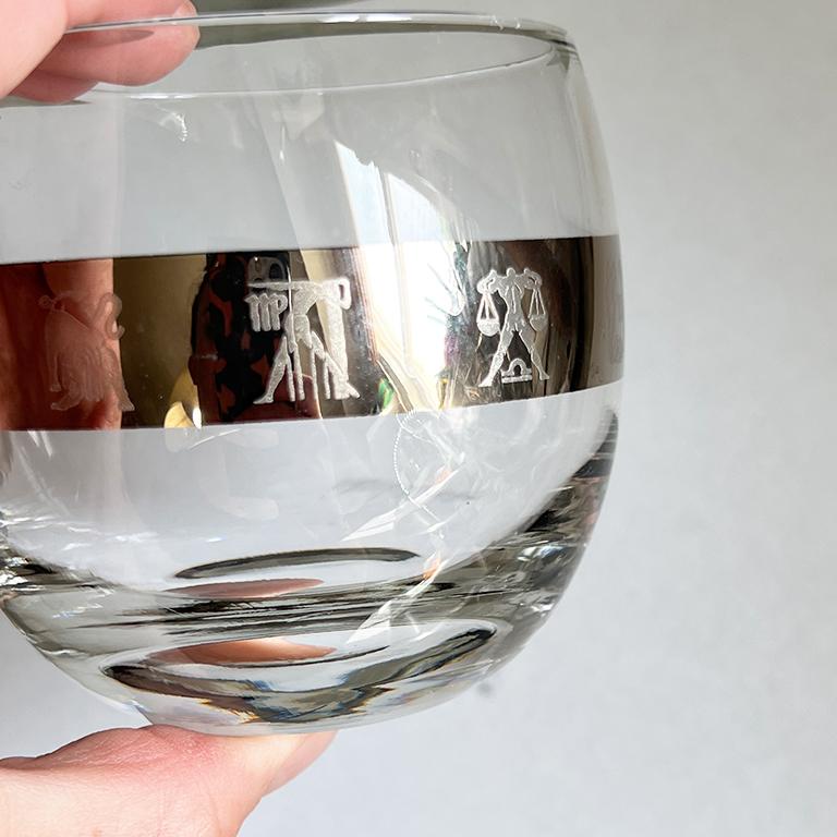 Américain Ensemble de 4 verres à motif astrologique Roly Poly en argent et verre du milieu du siècle dernier en vente