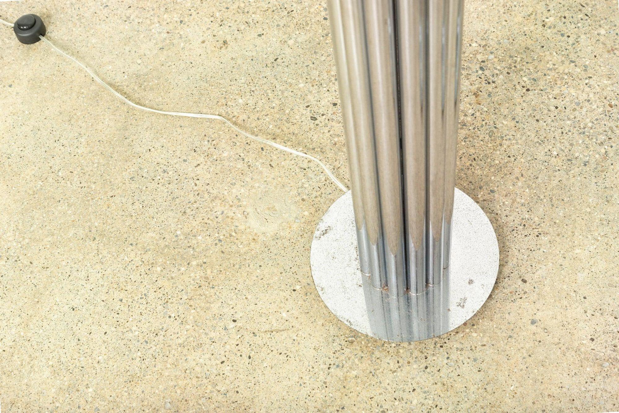 Lampada da terra tubolare di metà secolo in argento e cromo in vendita 3