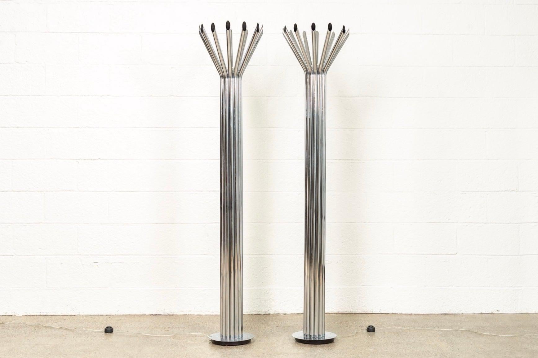Stupenda lampada da terra tubolare cromata di George Kovacs (attr.) della metà del secolo scorso, circa 1970. L'elegante design modernista è caratterizzato da un design tubolare cromato con una base pesantemente ponderata. Un pezzo di grande effetto