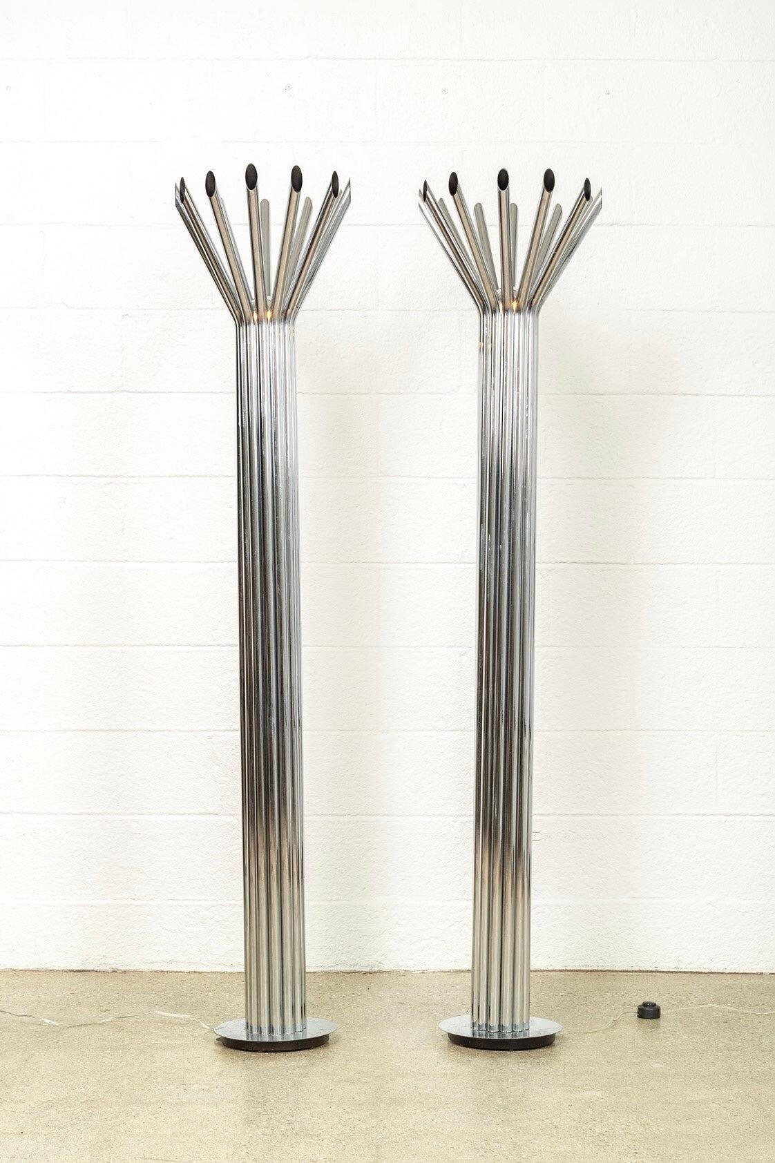 Mid-Century moderno Lampada da terra tubolare di metà secolo in argento e cromo in vendita