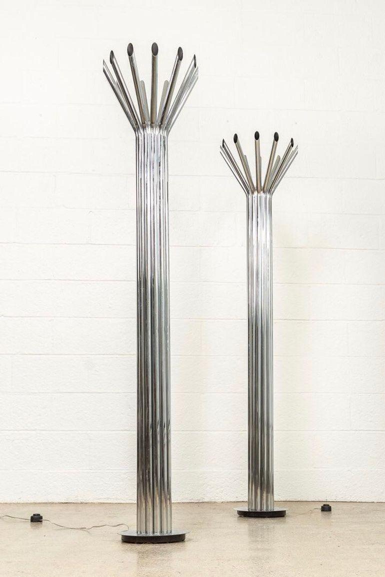 Lampada da terra tubolare di metà secolo in argento e cromo In condizioni buone in vendita a Detroit, MI