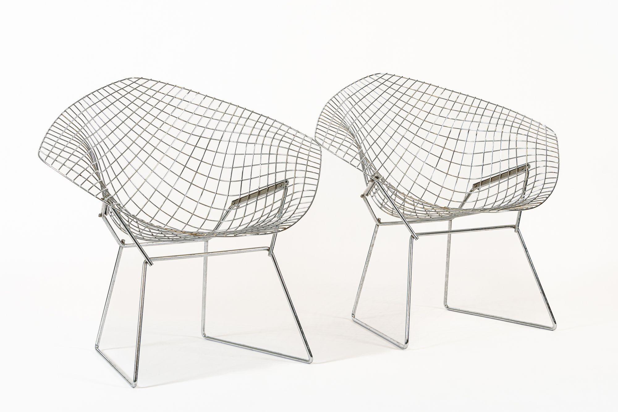 This pair of vintage mid century modern diamond wire lounge chairs designed by Harry Bertoia (American, 1915-1978) for Knoll are circa 1970. Originally designed by Bertoia in 1952, the industrial material and sculptural form of this iconic chair has