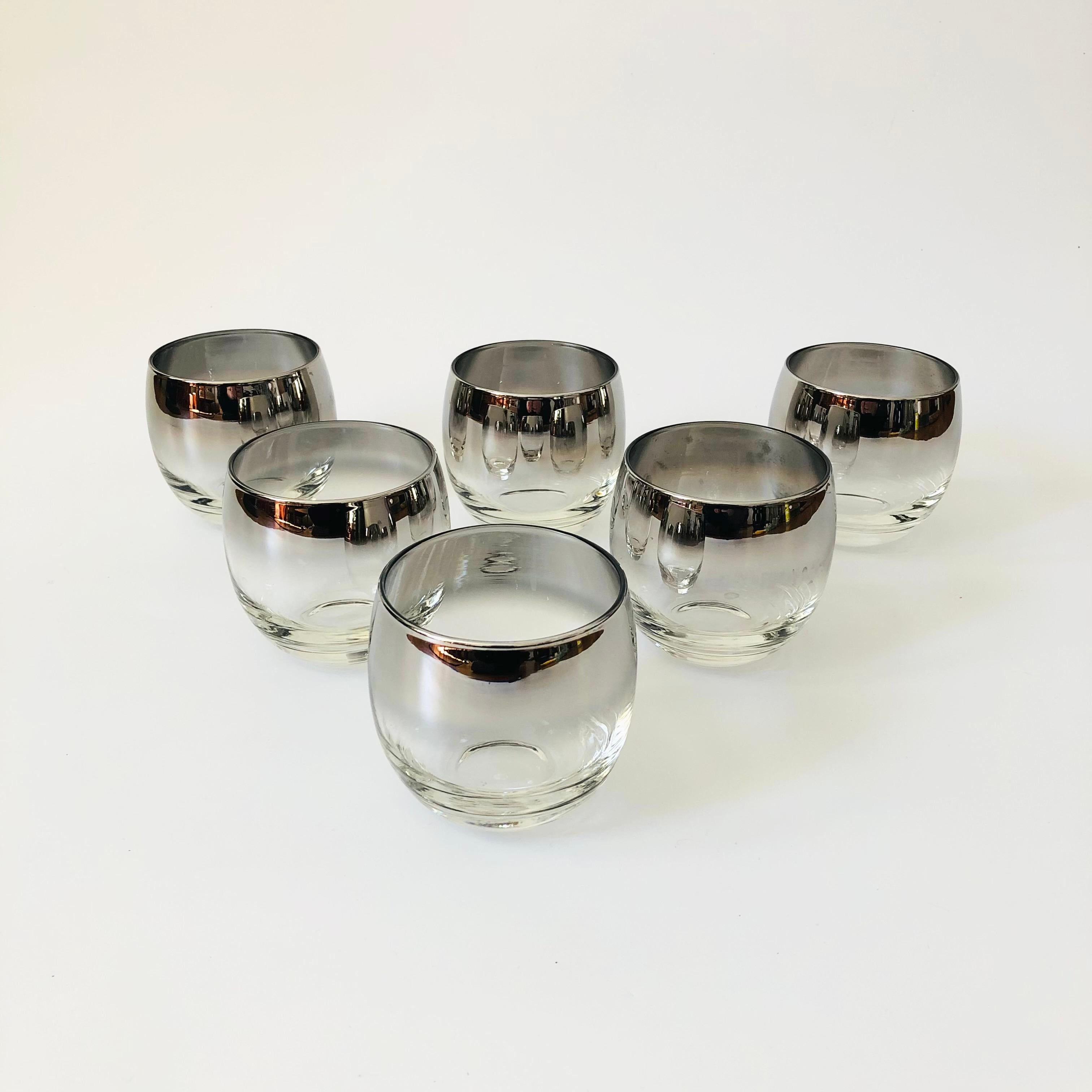 A beautiful set of 6  mid century silver fade roly poly cocktail glasses. Each glass decorated with metallic silver that fades to clear at the bases. Made  in the Dorothy Thorpe style. Perfect for using for cocktails.


