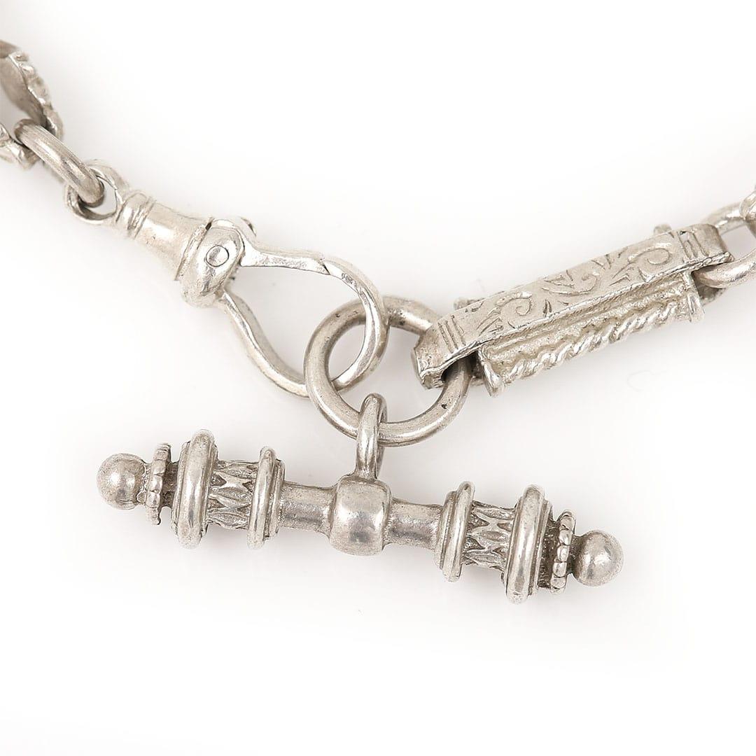 Ein wunderschönes Gliederarmband aus massivem Silber, das aus der Mitte des 20. Jahrhunderts stammt. Die länglichen Glieder sind oben und unten mit kursiven Mustern verziert, an den Rändern befinden sich weitere Seilverzierungen. Zwischen den