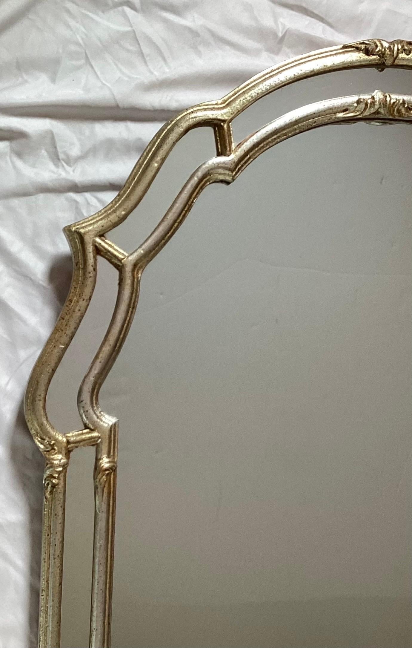 Schöne Mitte des Jahrhunderts Silber vergoldet Hollywood Regency Stil Spiegel
In sehr gutem Originalzustand, einbaufertig