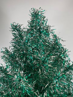 Árbol de Navidad de aluminio plateado y verde de mediados de siglo, "Starlite" de Revlis