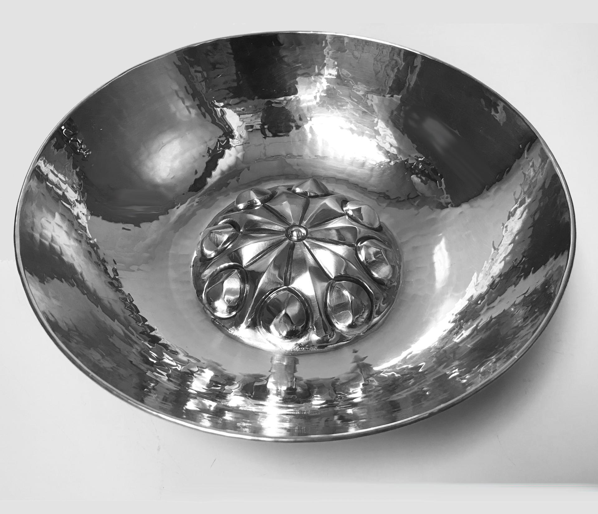 Gehämmerte Silberschale aus der Mitte des Jahrhunderts, wahrscheinlich Eastern im Zustand „Gut“ in Toronto, Ontario