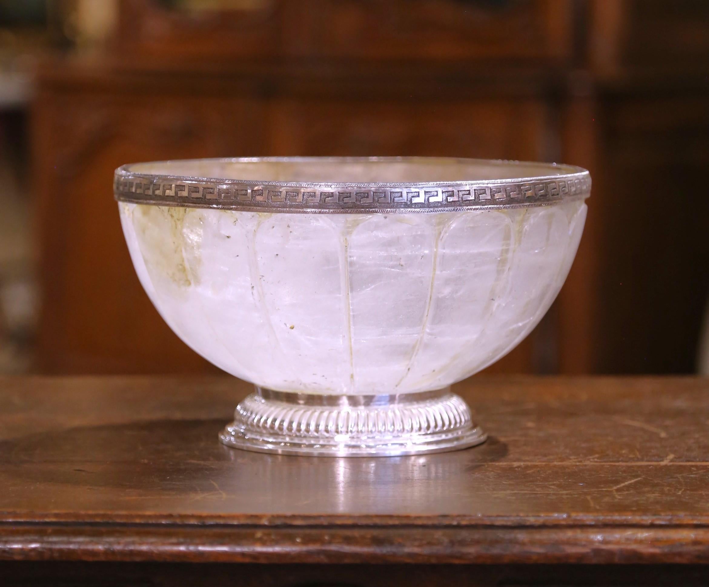 Diese elegante antike Schale ist eine eindrucksvolle Mischung aus klassischer Form und luxuriösem MATERIAL. Die wahrscheinlich um 1960 in Frankreich oder Italien hergestellte Schale ist aus geschliffenem Bergkristall gefertigt und zeichnet sich