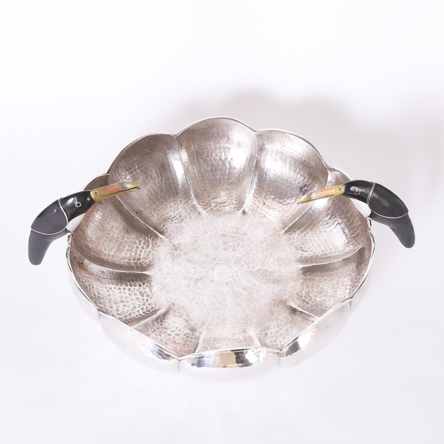 Mid-Century Modern Bol en métal argenté du milieu du siècle avec toucans de Los Castillo en vente