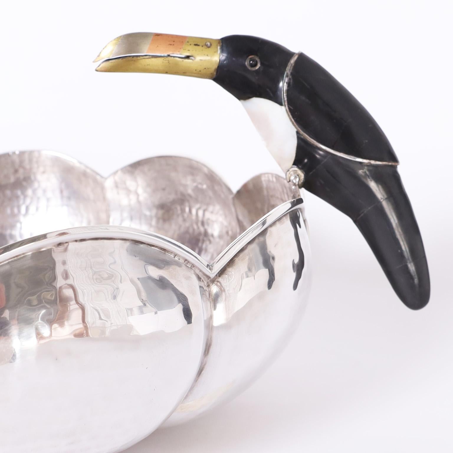 Mexicain Bol en métal argenté du milieu du siècle avec toucans de Los Castillo en vente