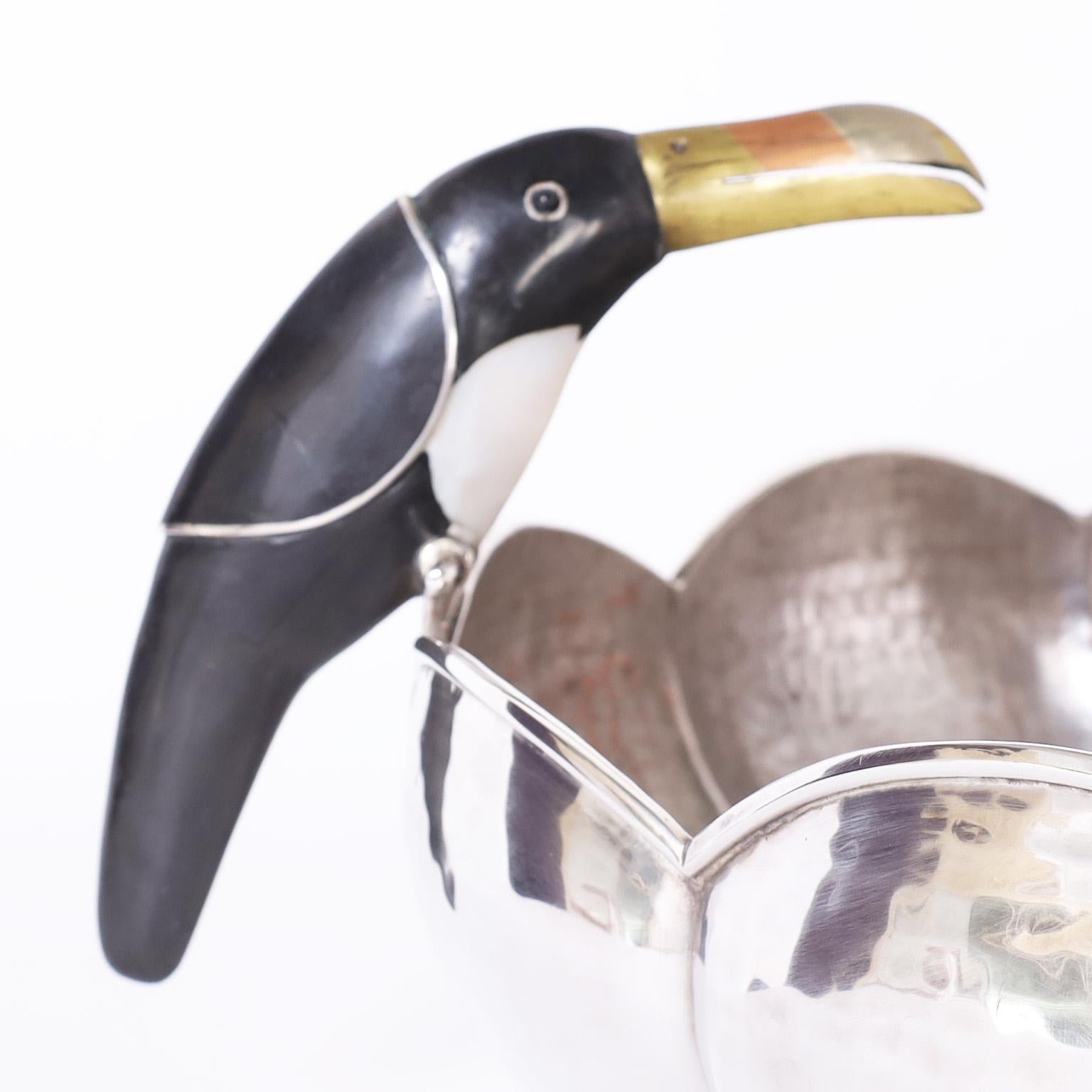 Plaqué Bol en métal argenté du milieu du siècle avec toucans de Los Castillo en vente