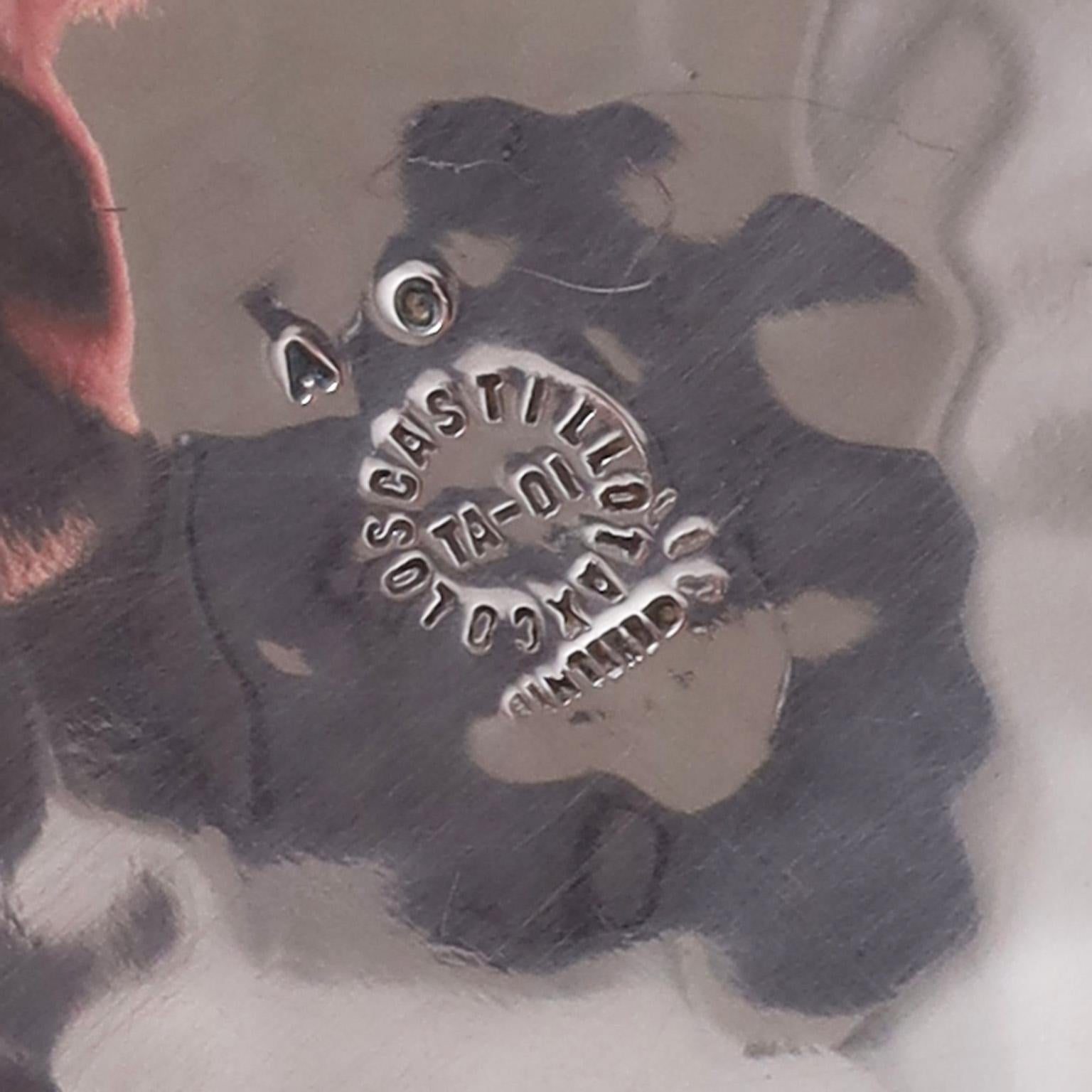 Plaqué argent Bol en métal argenté du milieu du siècle avec toucans de Los Castillo en vente