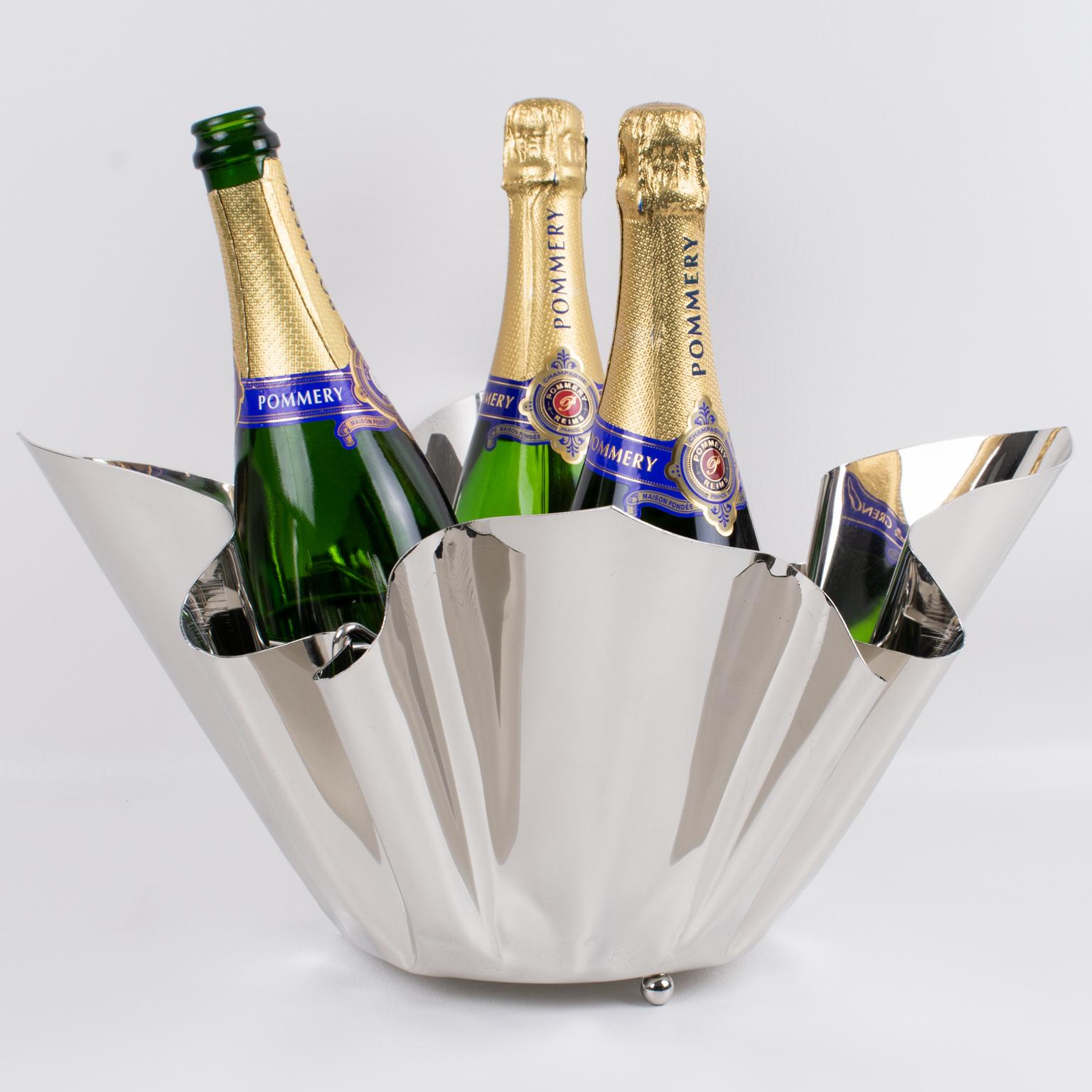 Moderne Seau à glace pour bouteille de champagne en mouchoir de poche en métal argenté du milieu du siècle en vente