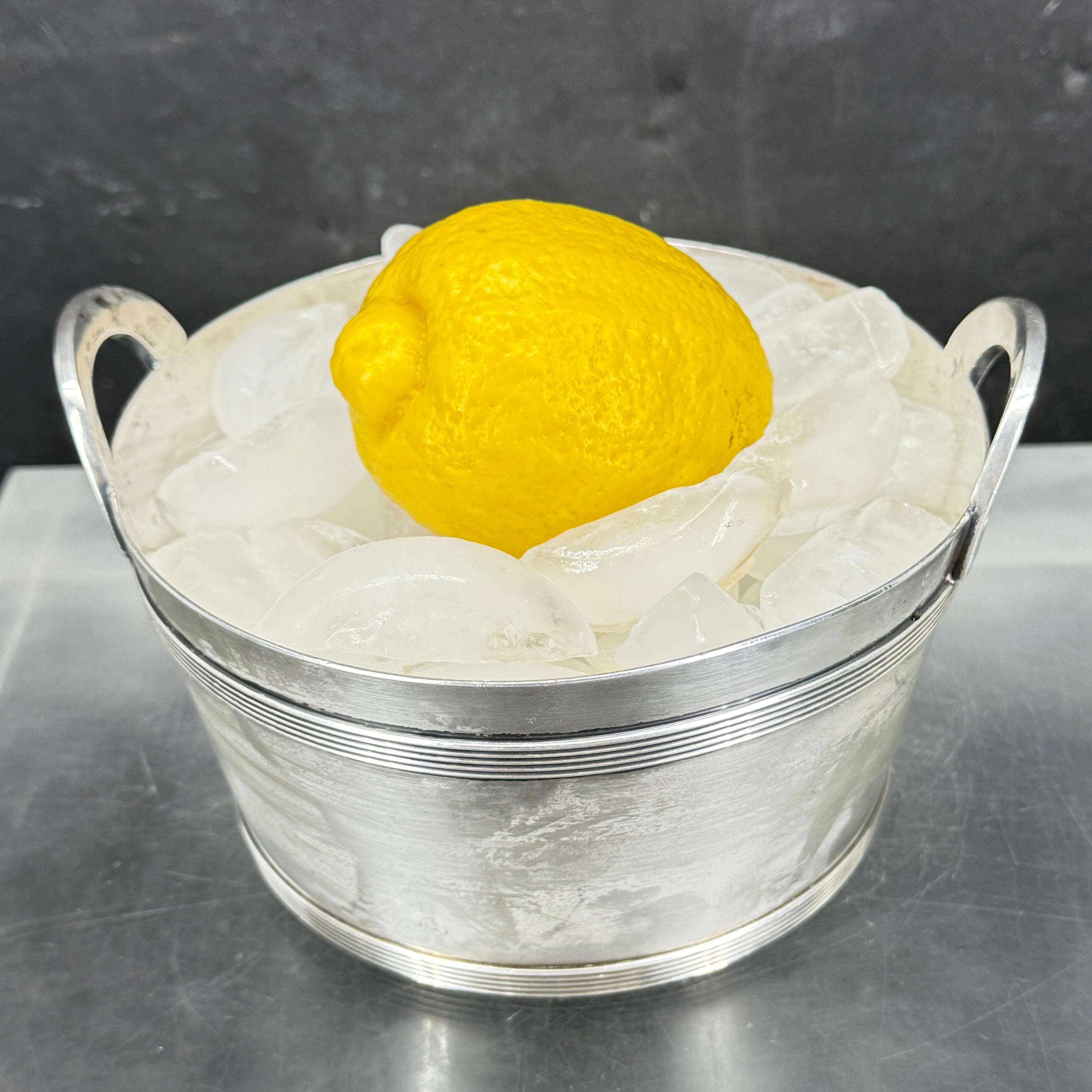Serveur de seau à glace et de bol à caviar en métal argenté du milieu du siècle avec poignées en vente 7