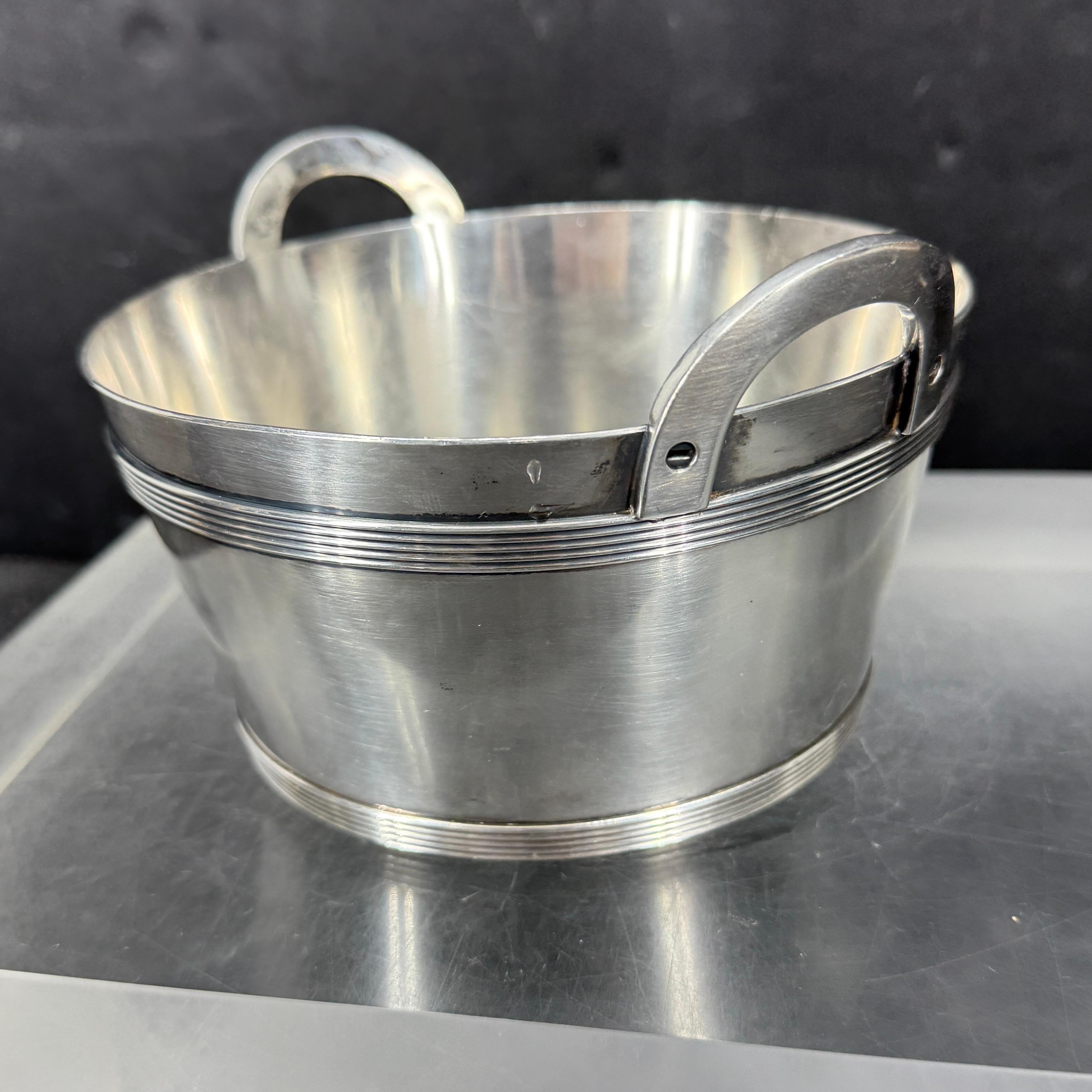 Ce serveur de caviar à seau ou à bol, polyvalent et élégant, est d'un style parfaitement intemporel. Cette pièce peut être utilisée pour stocker des glaçons ou peut être utilisée pour garder votre caviar au frais. Veuillez noter que ce bol est livré