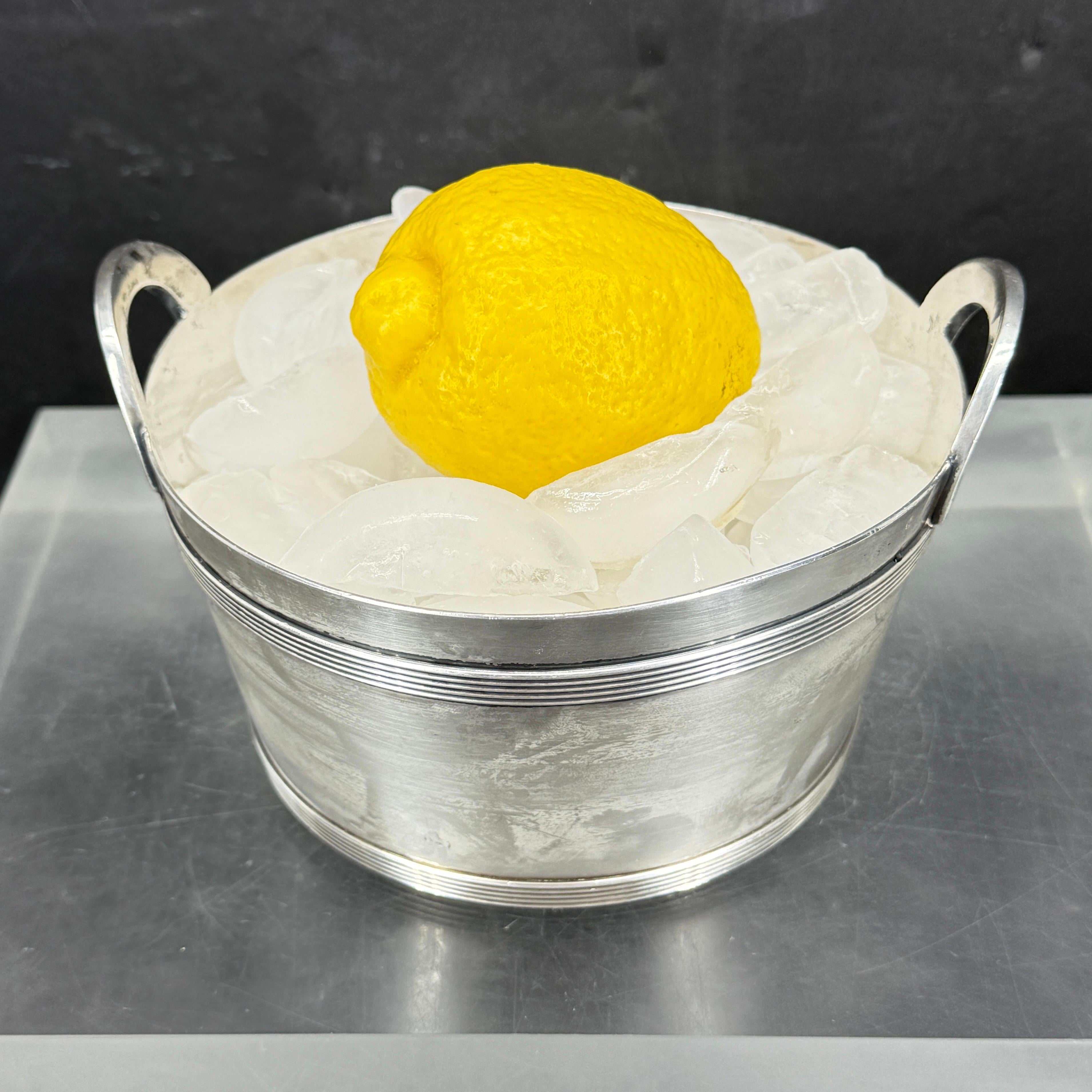 Mid-Century Modern Serveur de seau à glace et de bol à caviar en métal argenté du milieu du siècle avec poignées en vente