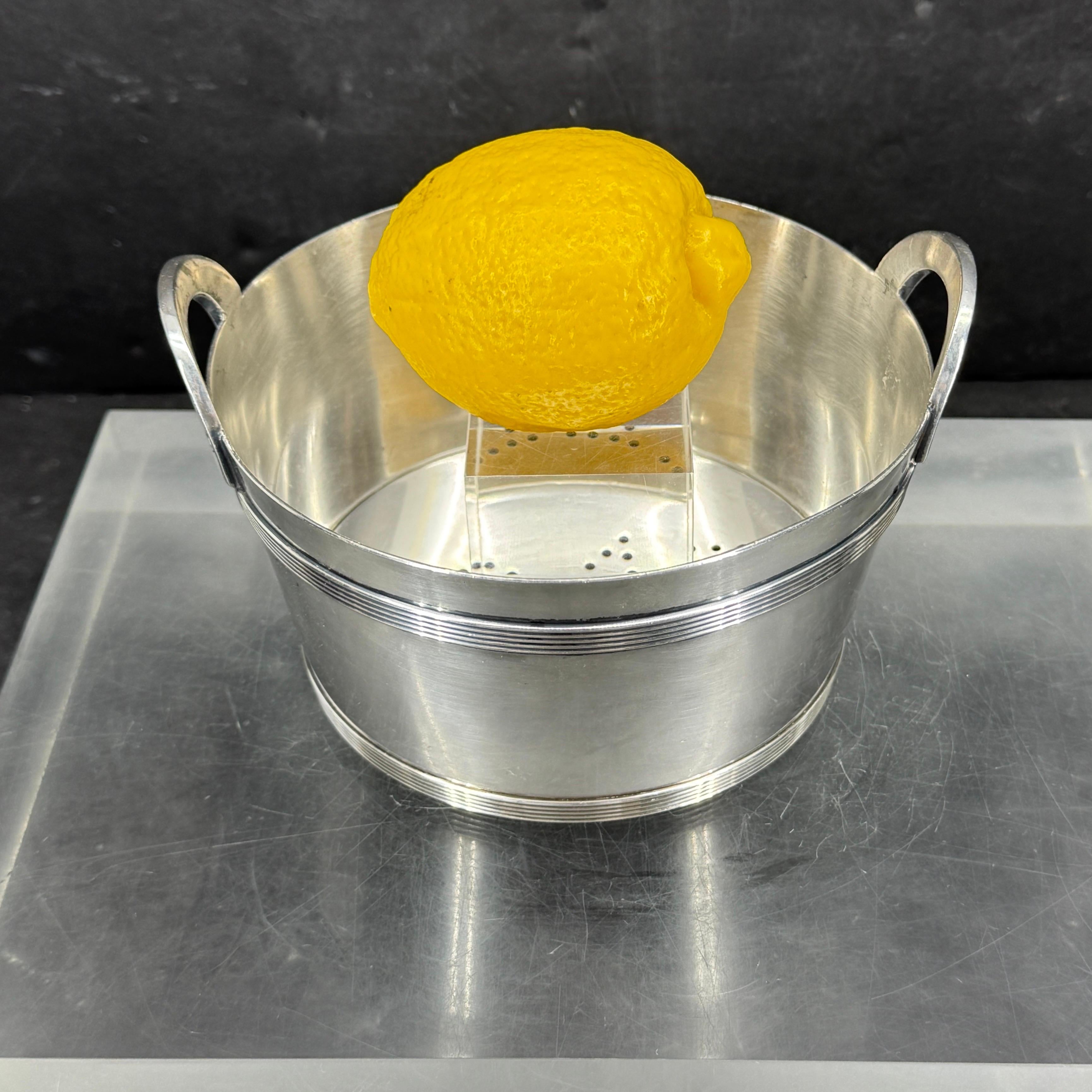 Fait main Serveur de seau à glace et de bol à caviar en métal argenté du milieu du siècle avec poignées en vente
