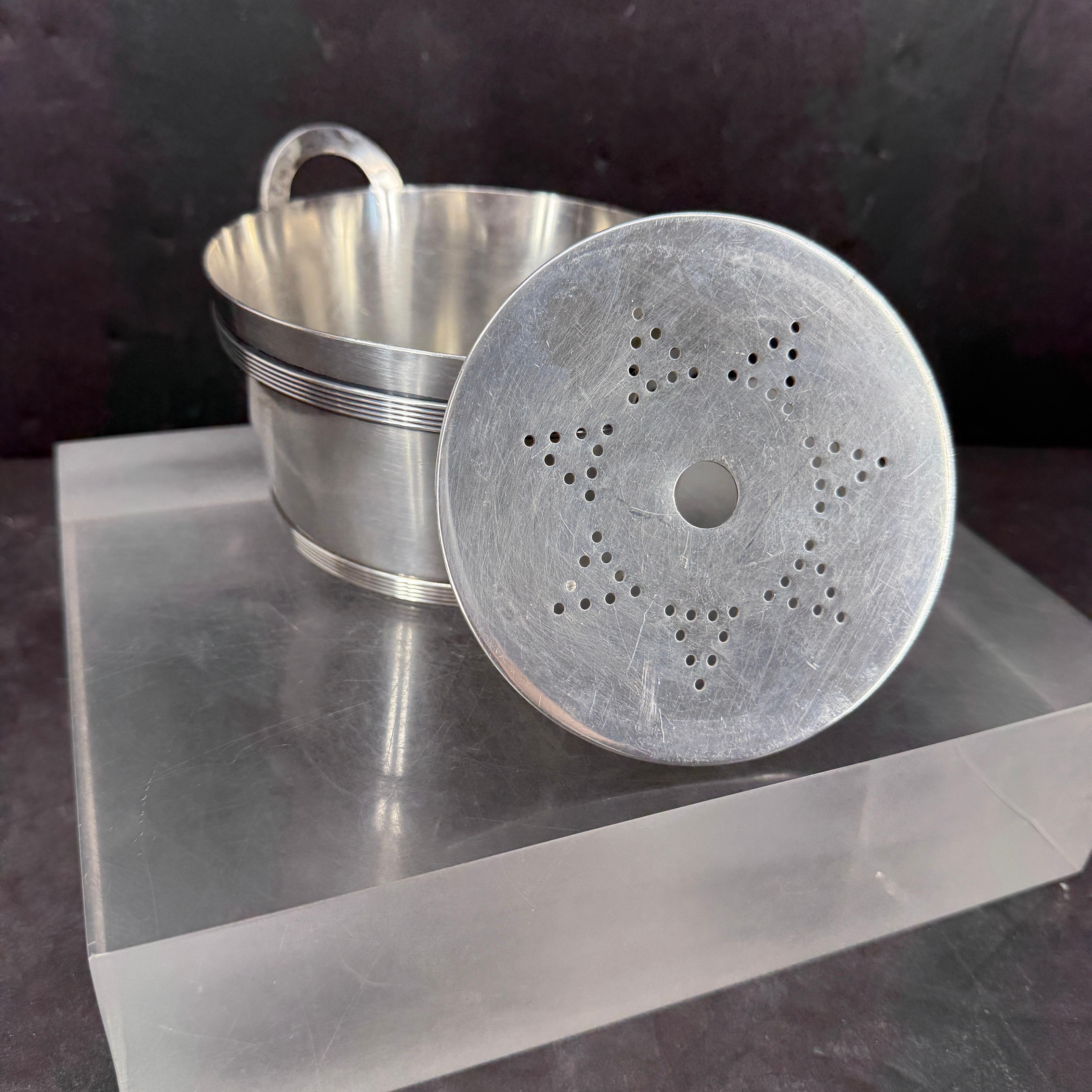 20ième siècle Serveur de seau à glace et de bol à caviar en métal argenté du milieu du siècle avec poignées en vente