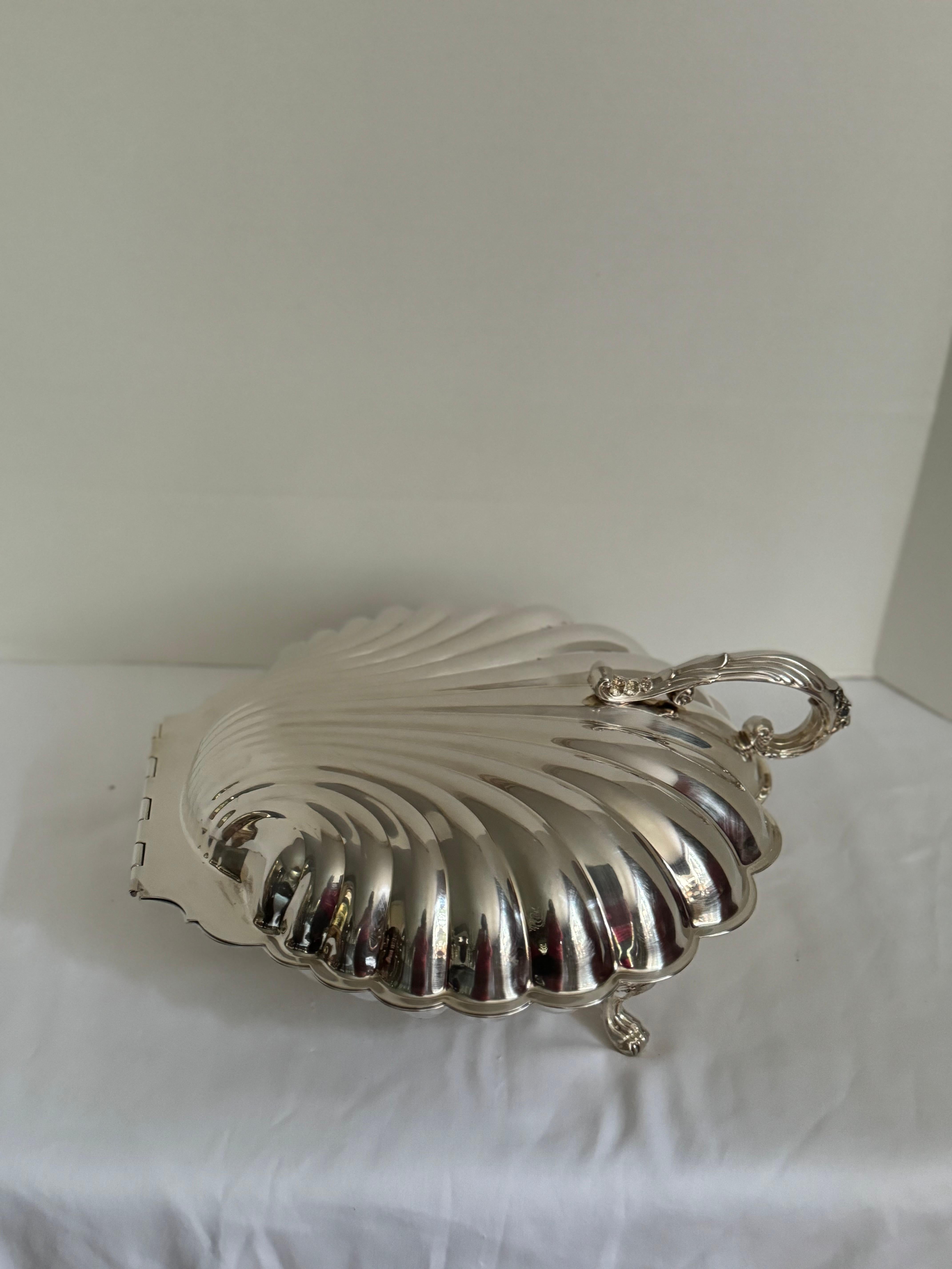 Régence Grand plat à coquille en métal argenté du milieu du siècle avec charnière en vente