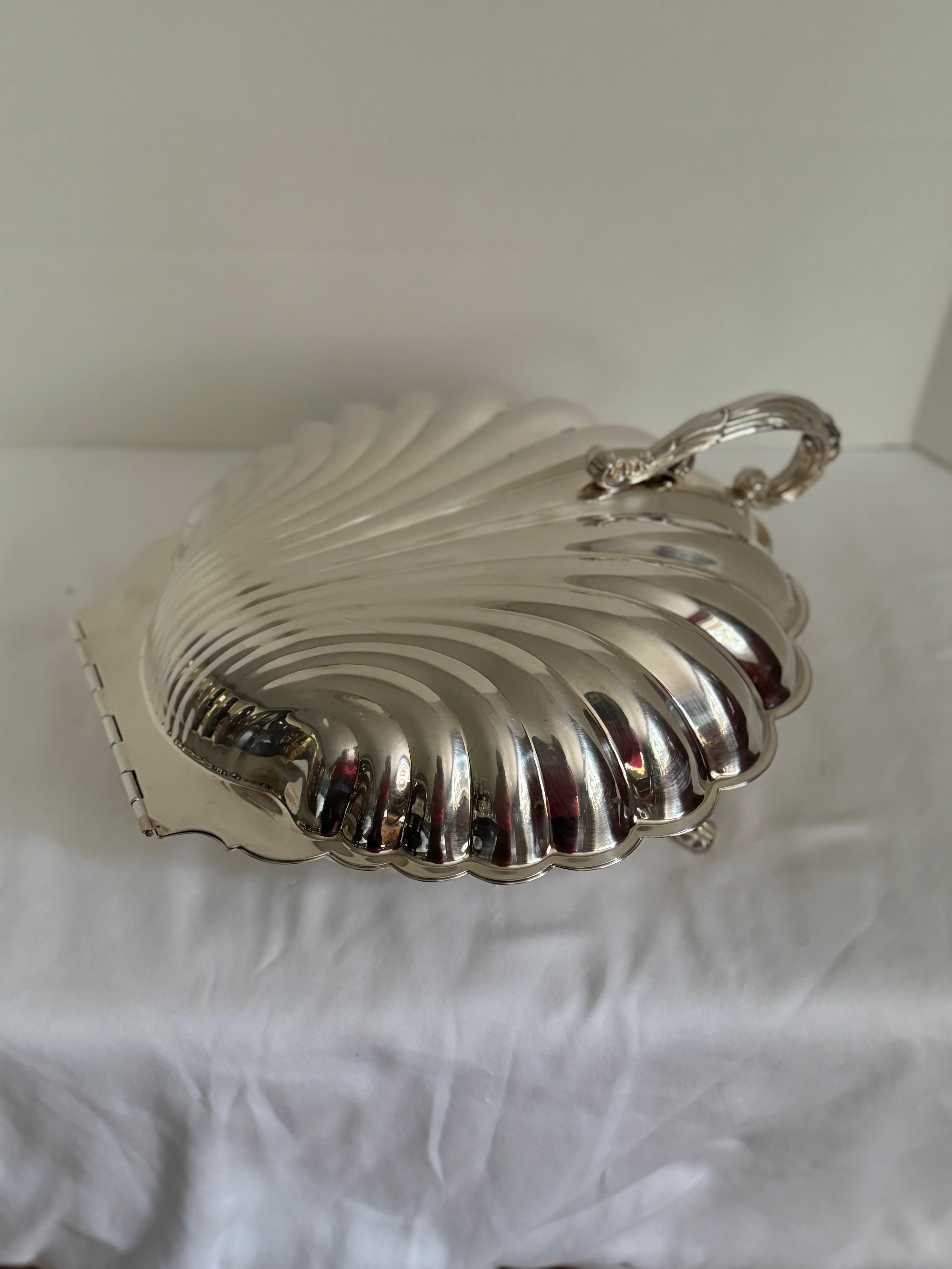 Américain Grand plat à coquille en métal argenté du milieu du siècle avec charnière en vente
