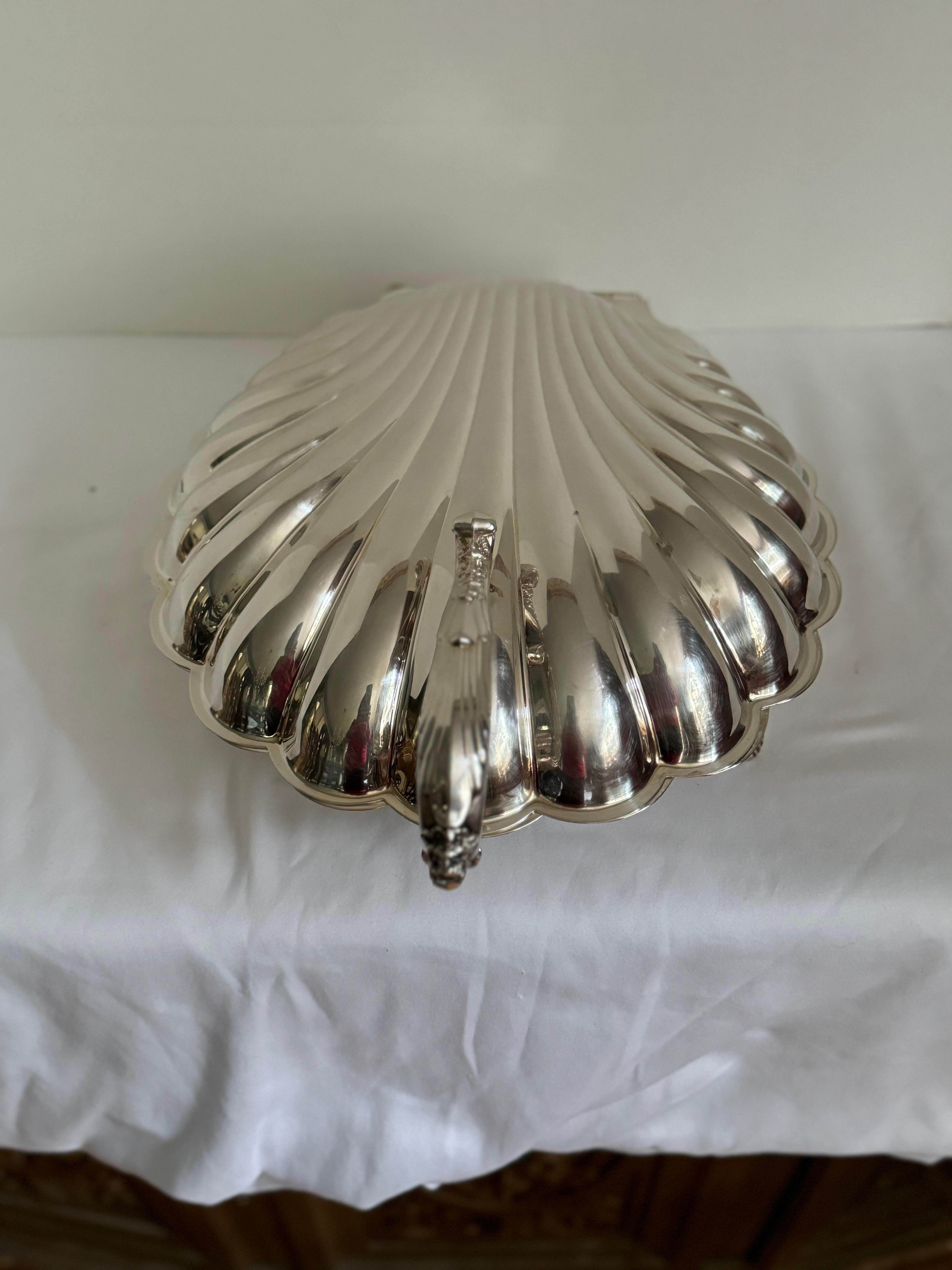 Grand plat à coquille en métal argenté du milieu du siècle avec charnière Bon état - En vente à Birmingham, AL