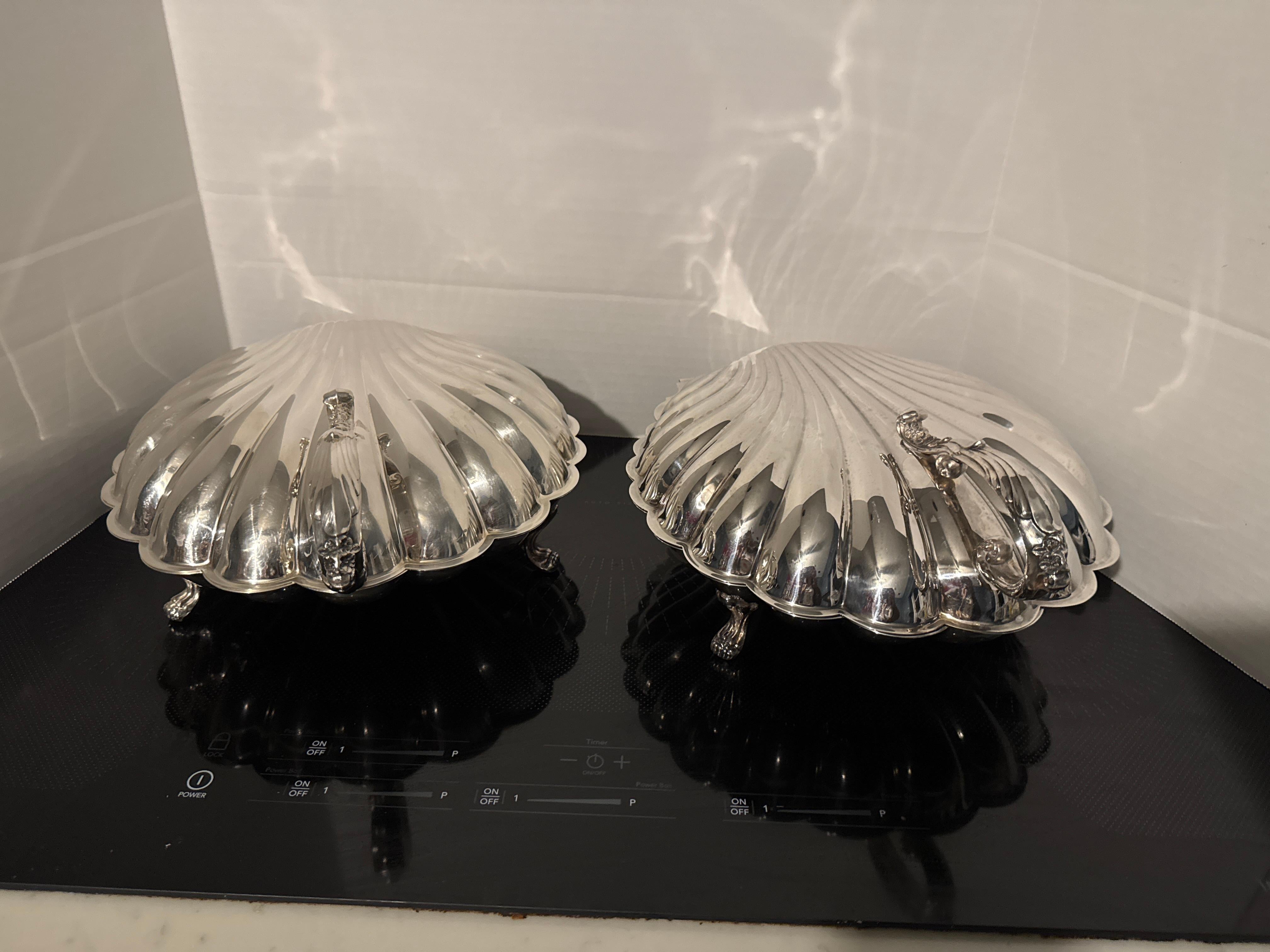 20ième siècle Grand plat à coquille en métal argenté du milieu du siècle avec charnière en vente