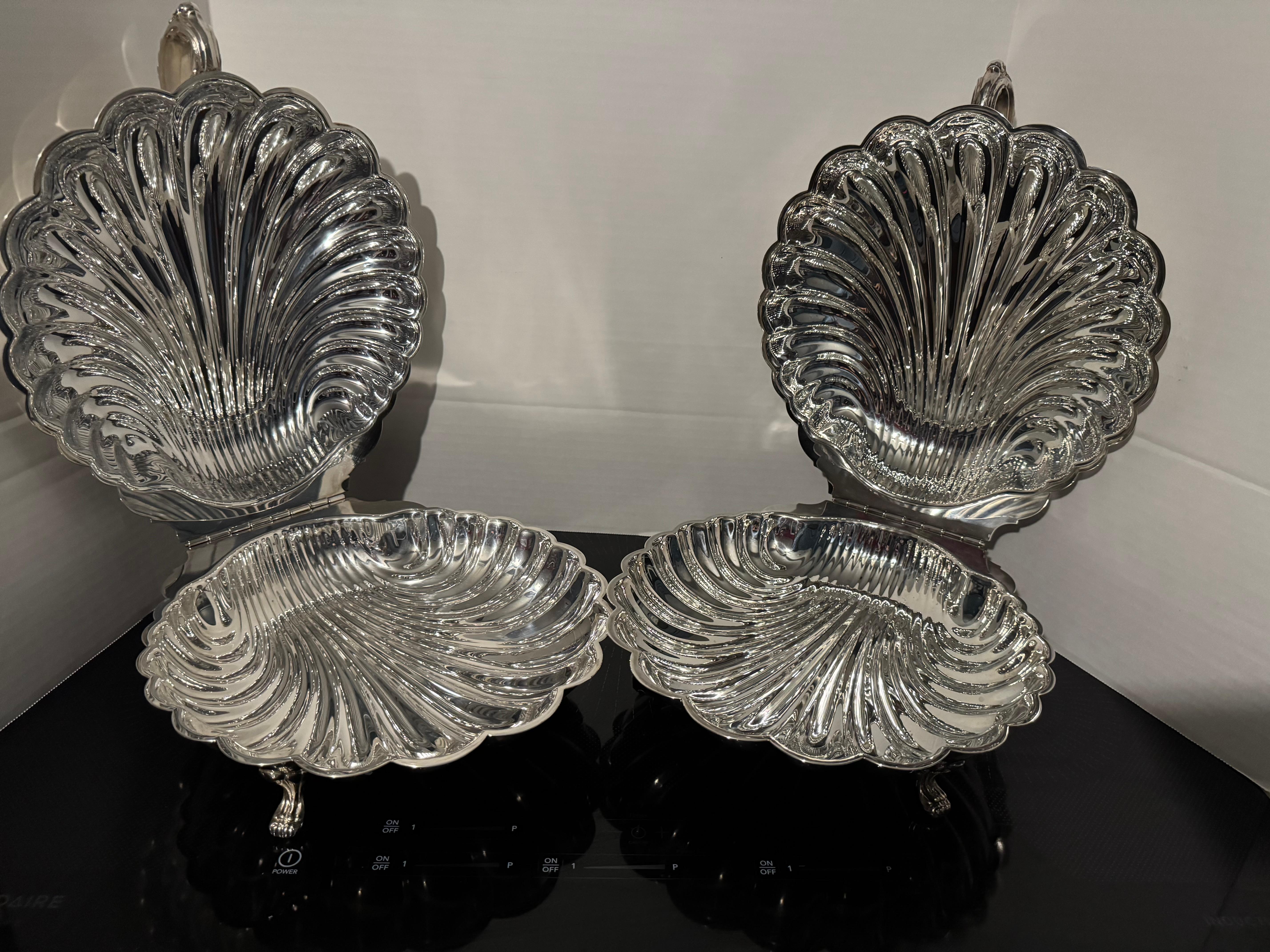 Plaqué argent Grand plat à coquille en métal argenté du milieu du siècle avec charnière en vente