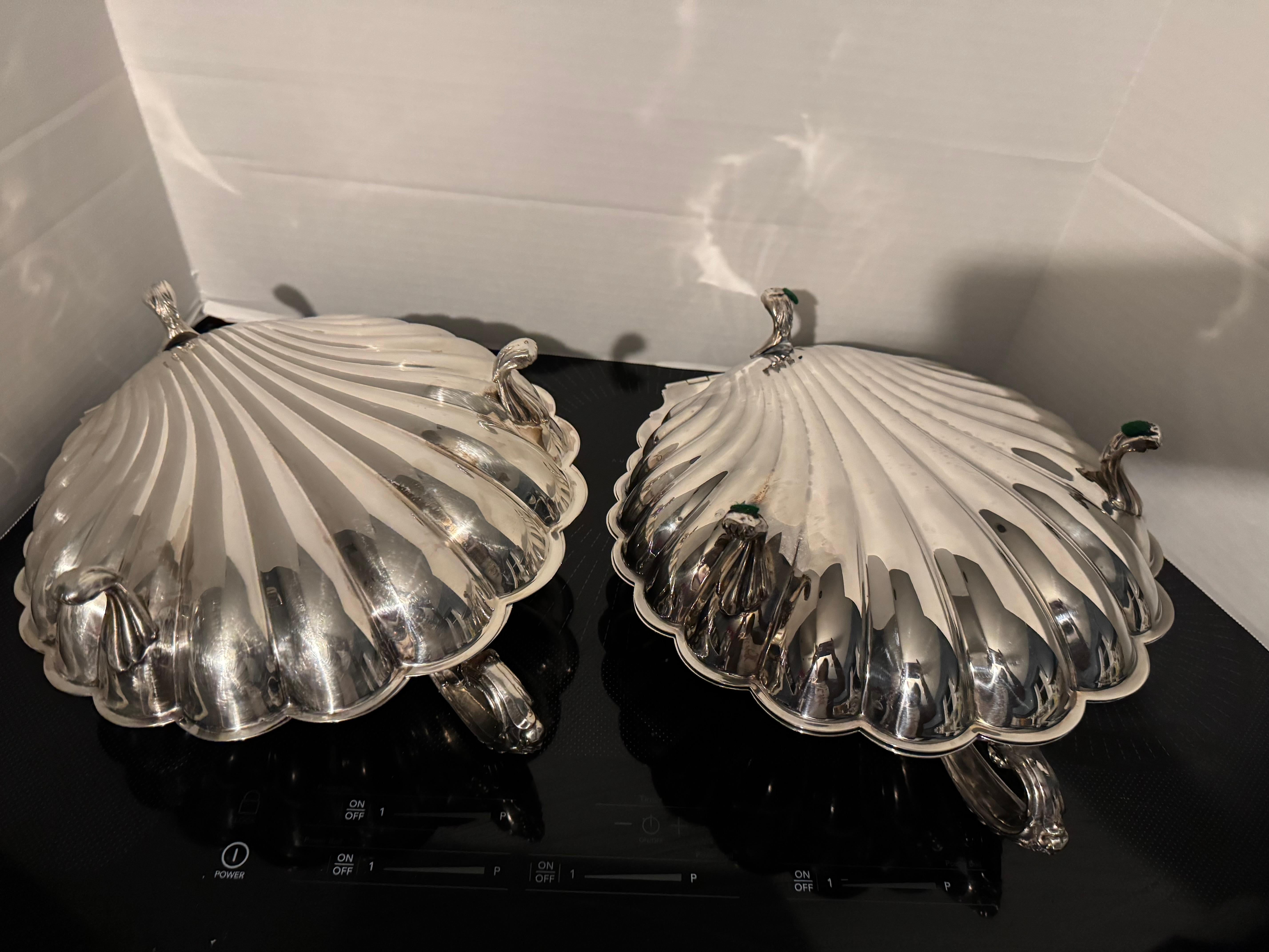 Grand plat à coquille en métal argenté du milieu du siècle avec charnière en vente 1