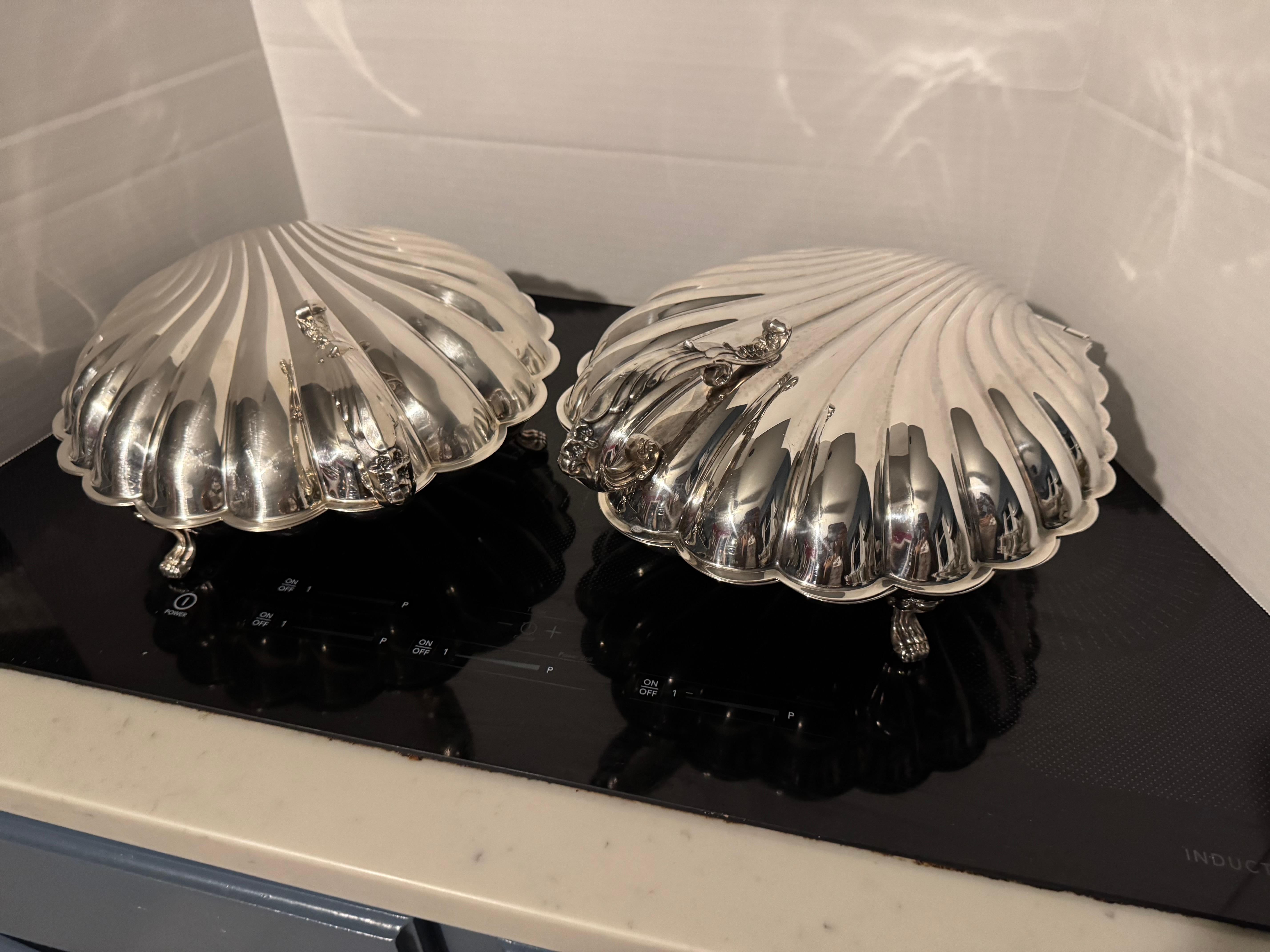 Grand plat à coquille en métal argenté du milieu du siècle avec charnière en vente 2