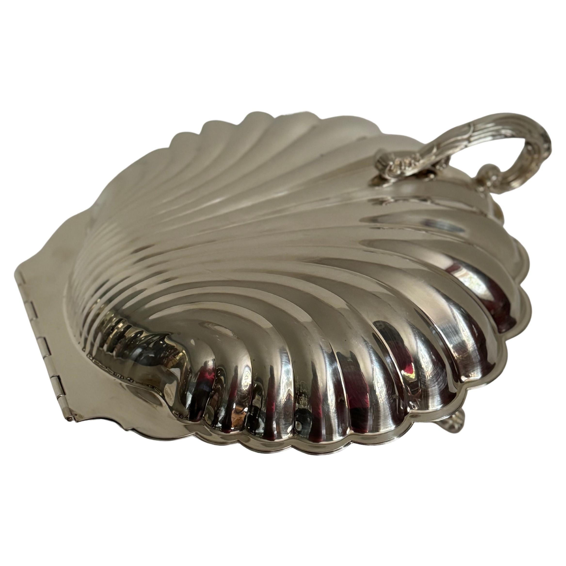 Piatto a conchiglia di grandi dimensioni in silver plate della metà del secolo scorso con cerniera