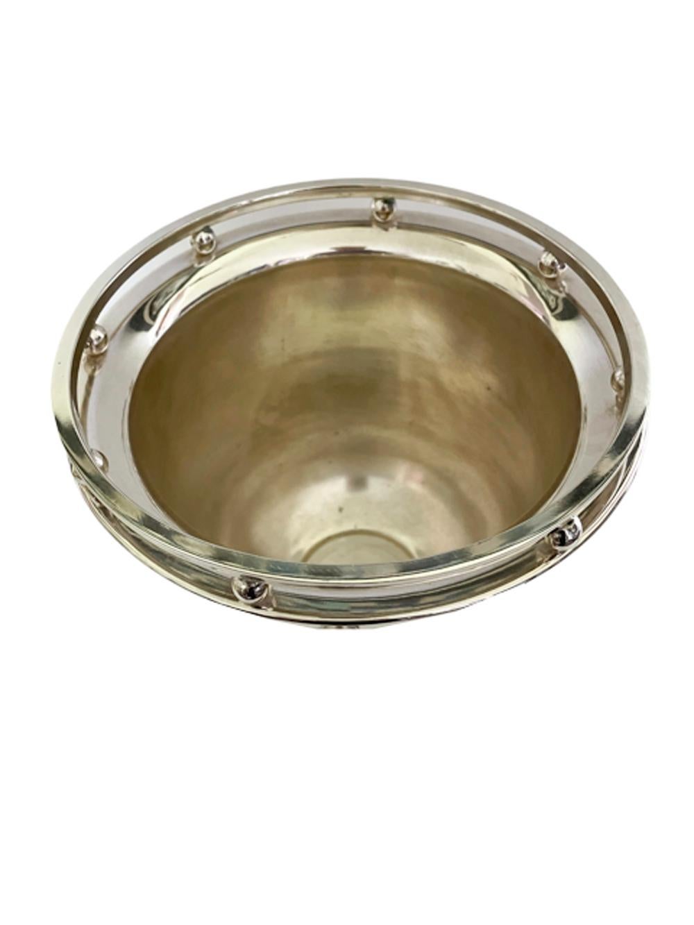 Vintage Silber Platte Champagner Eimer / Weinkühler auf einem abgestuften kreisförmigen Fuß erhöht und mit Knopf Griffe mit einem zylindrischen Körper mit abgerundeten Boden und ausgestelltem Rand mit einer kreisförmigen Galerie auf Kugeln erhöht.