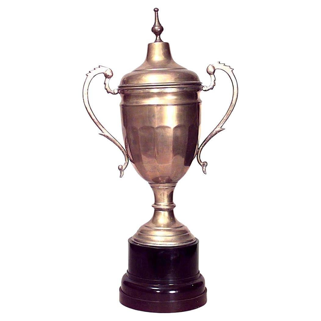 Trophäe aus der Mitte des Jahrhunderts aus Silberblech