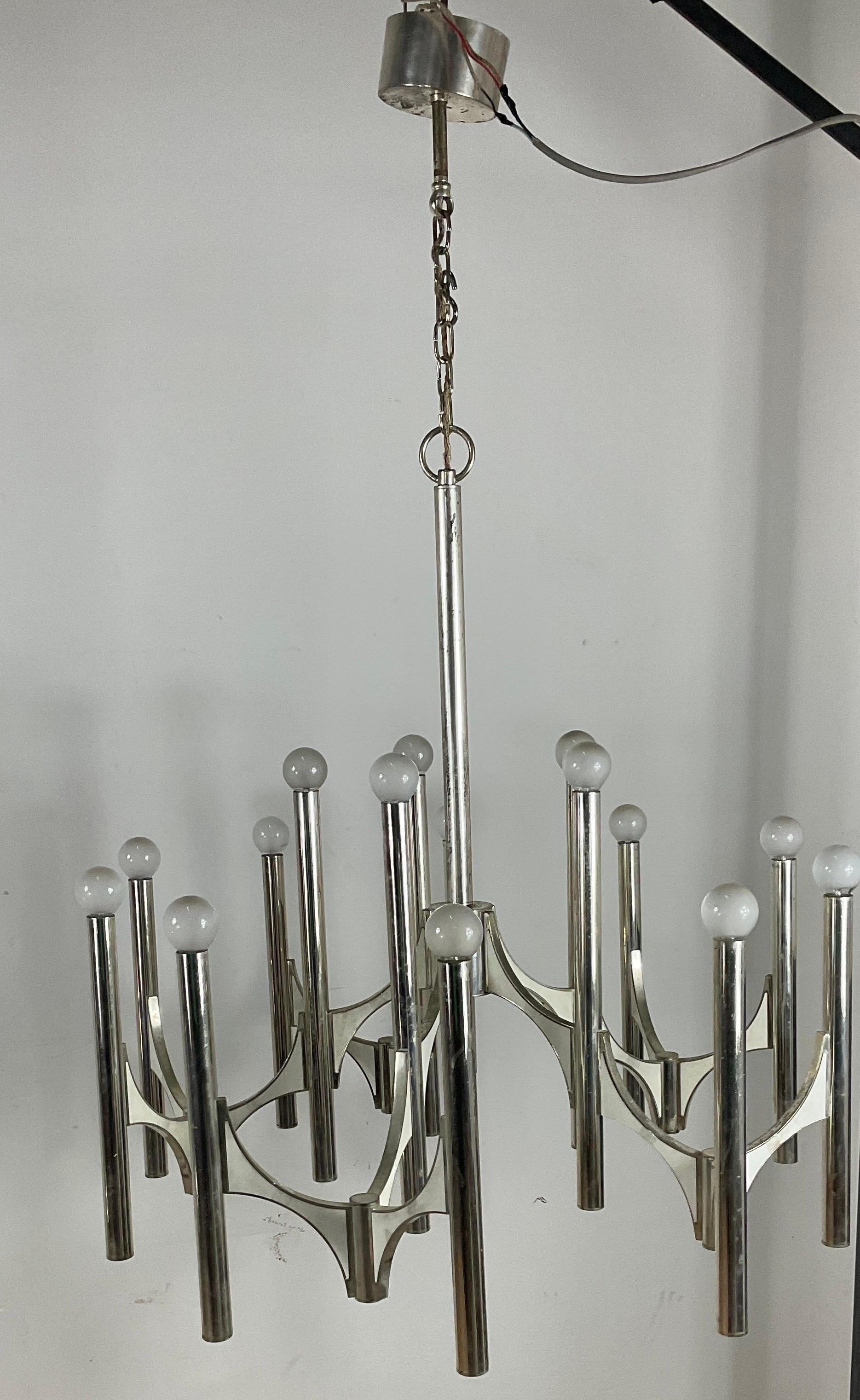 A modernist chandelier from the
• 60s, designed by Gaetano Sciolari for Lightoiler, Italy. Made from silver plated brass. The chandelier has 5 arms and offers fifteen light sources. A stunning combination of silvered vertical tubes and decorative