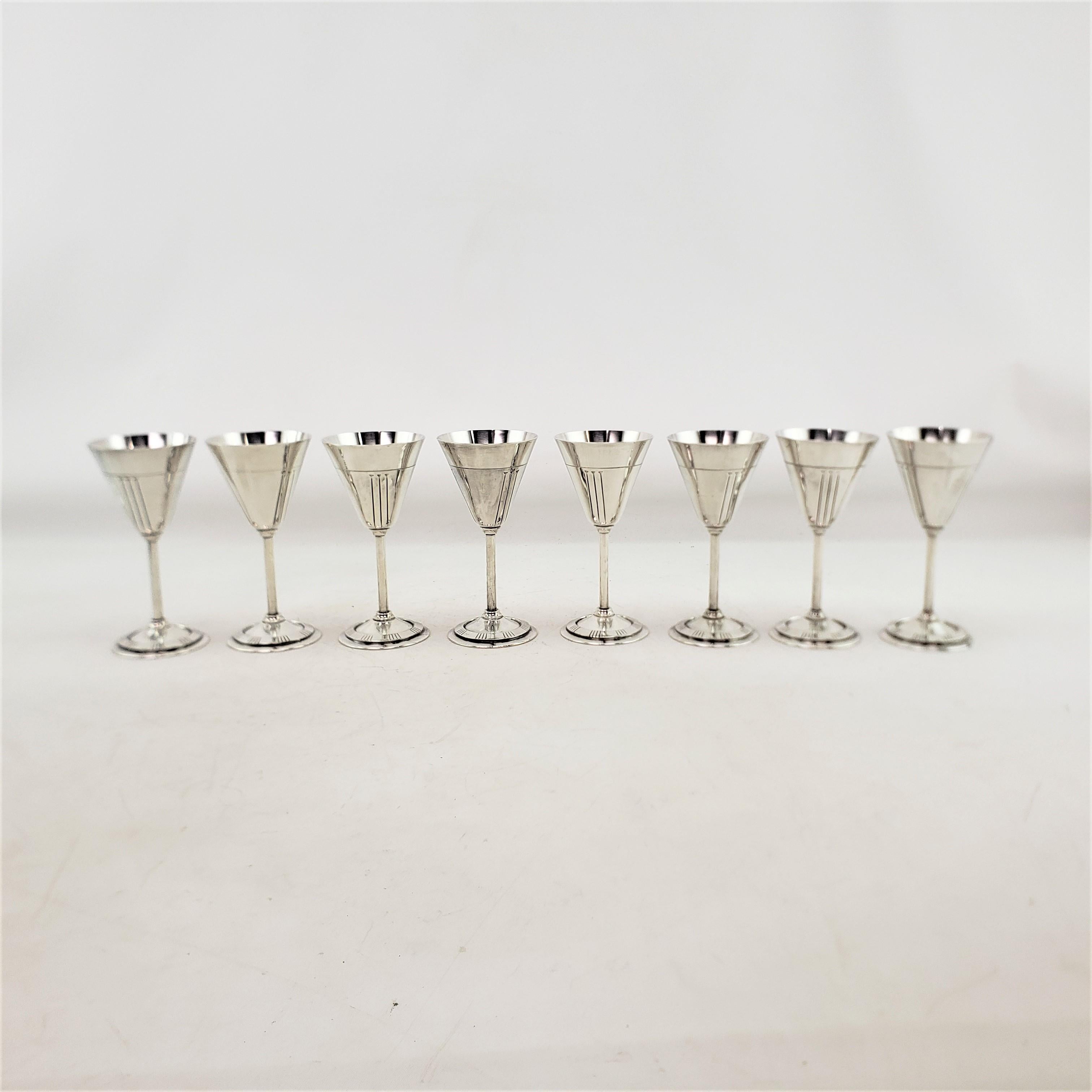 Ensemble de cocktail en métal argenté du milieu du siècle avec plateau, verres et shaker en vente 3