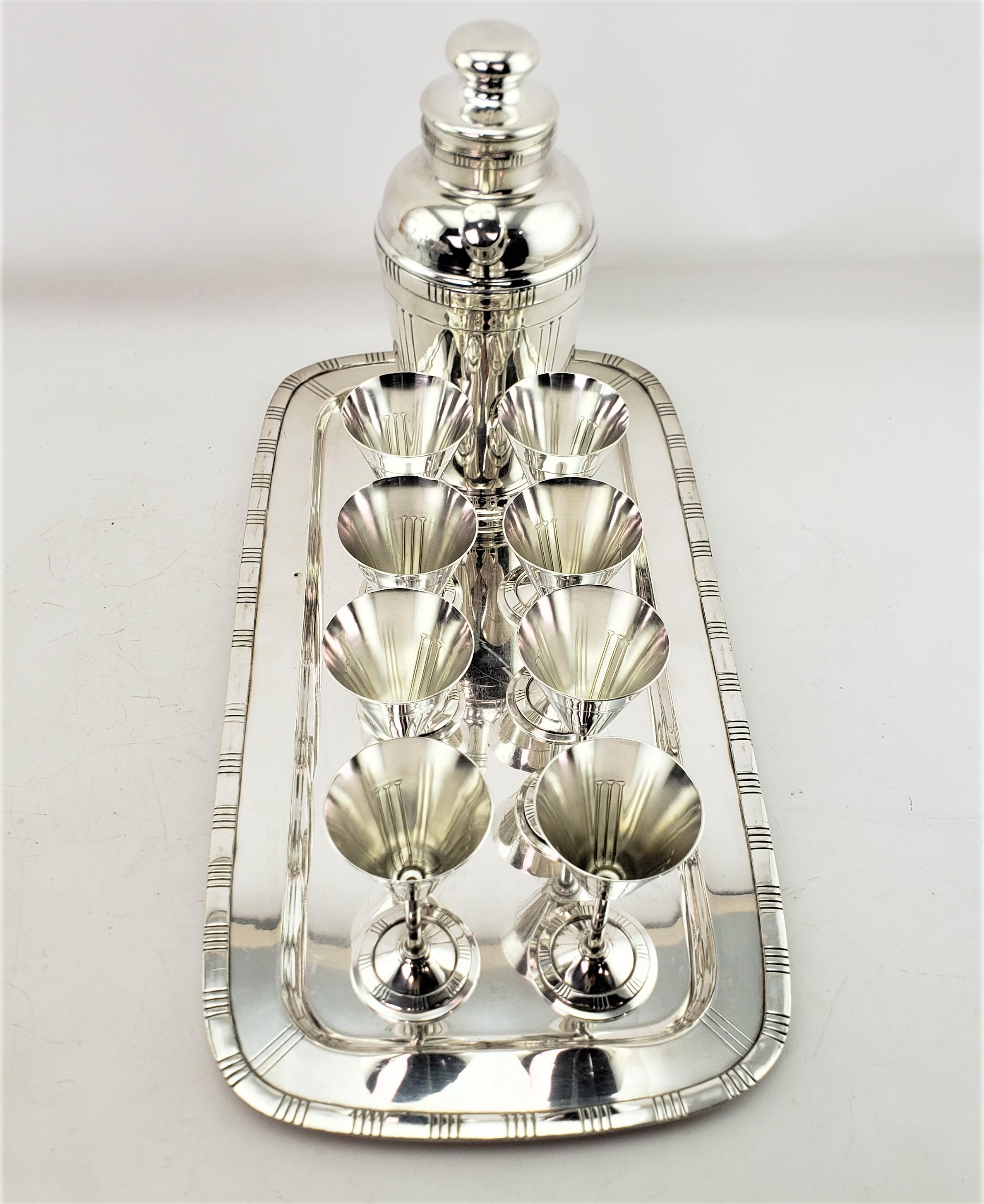 Plaqué argent Ensemble de cocktail en métal argenté du milieu du siècle avec plateau, verres et shaker en vente