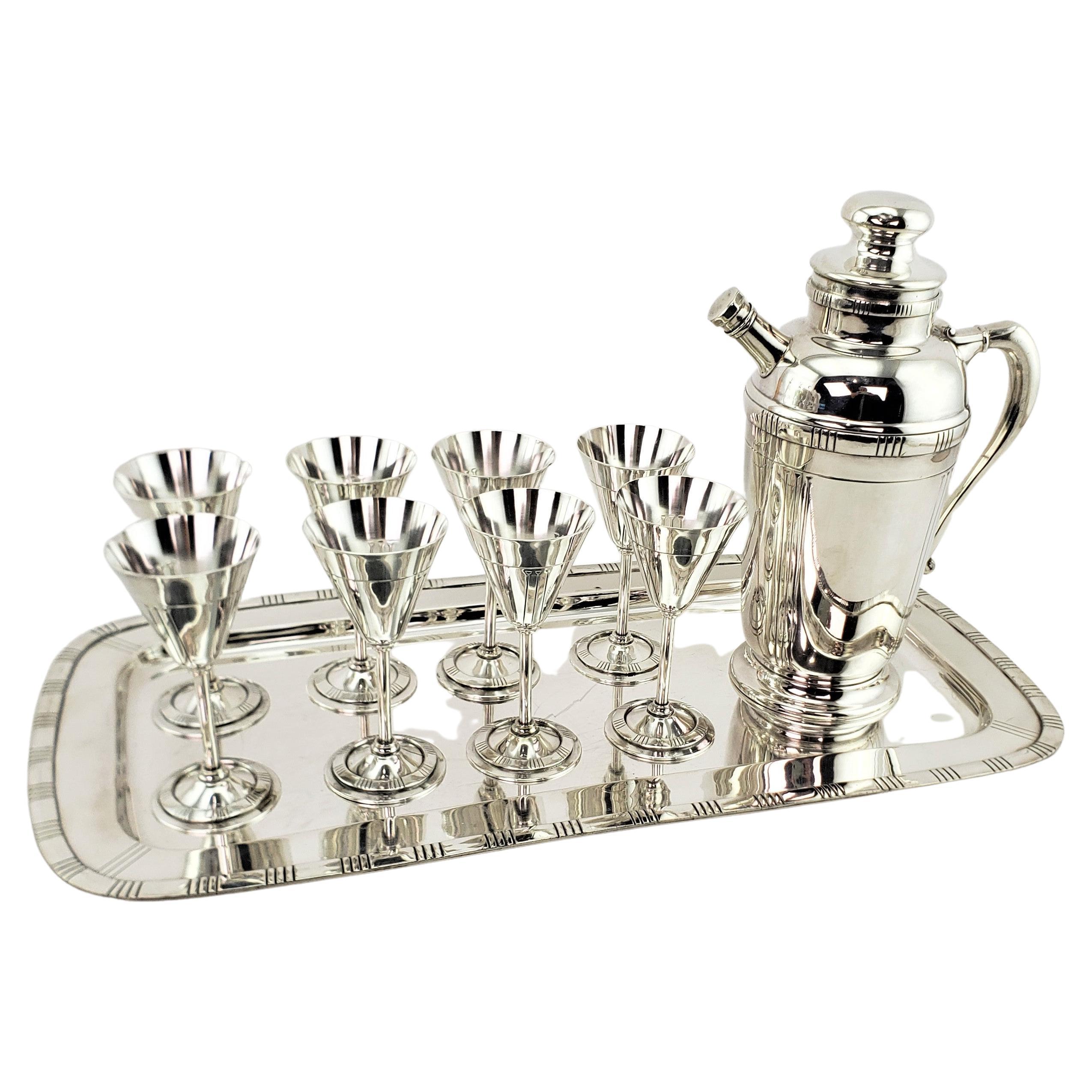 Ensemble de cocktail en métal argenté du milieu du siècle avec plateau, verres et shaker
