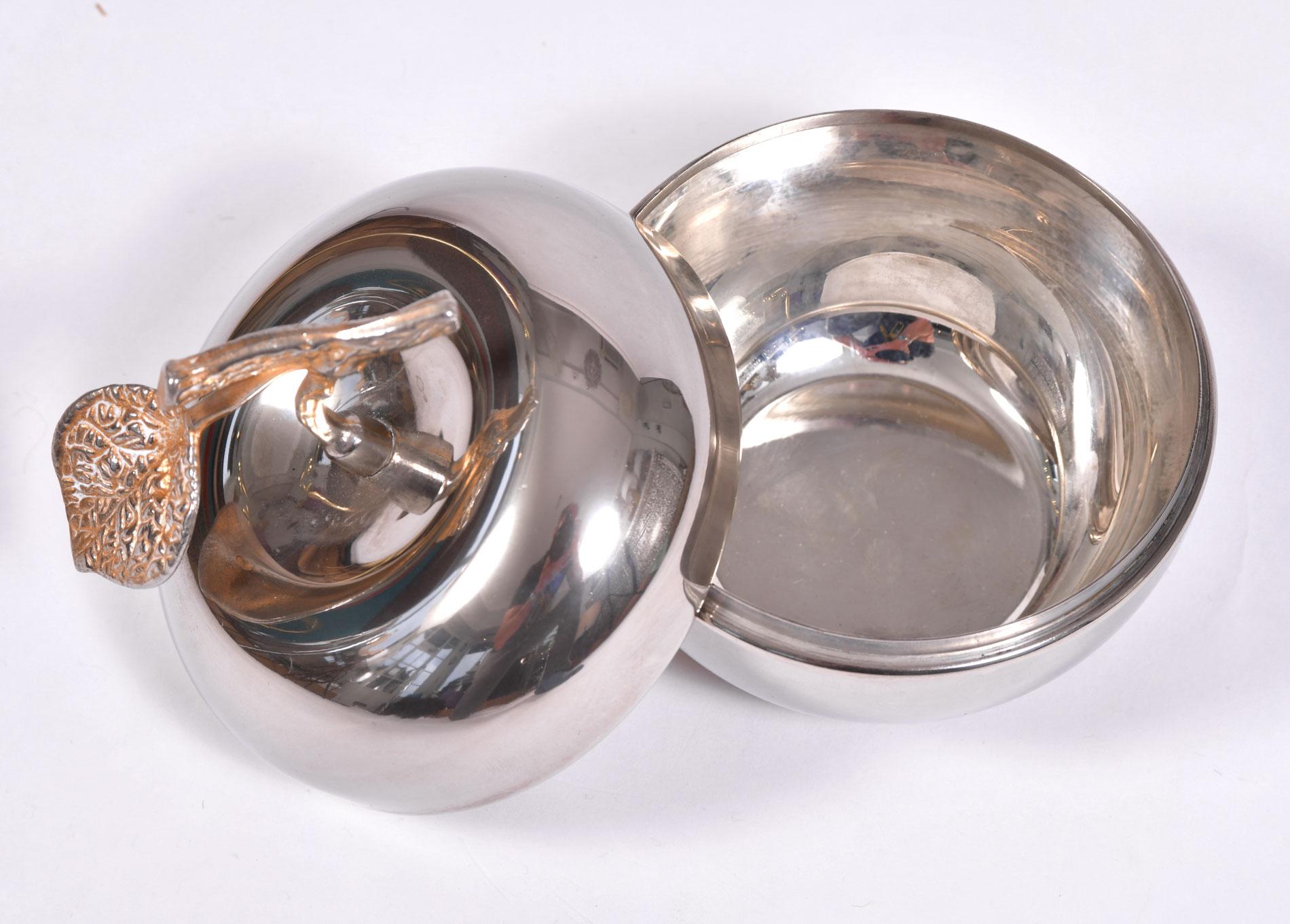 Milieu du XXe siècle Pomme en métal argenté des années 1960 avec poignée en laiton en forme de feuille en vente