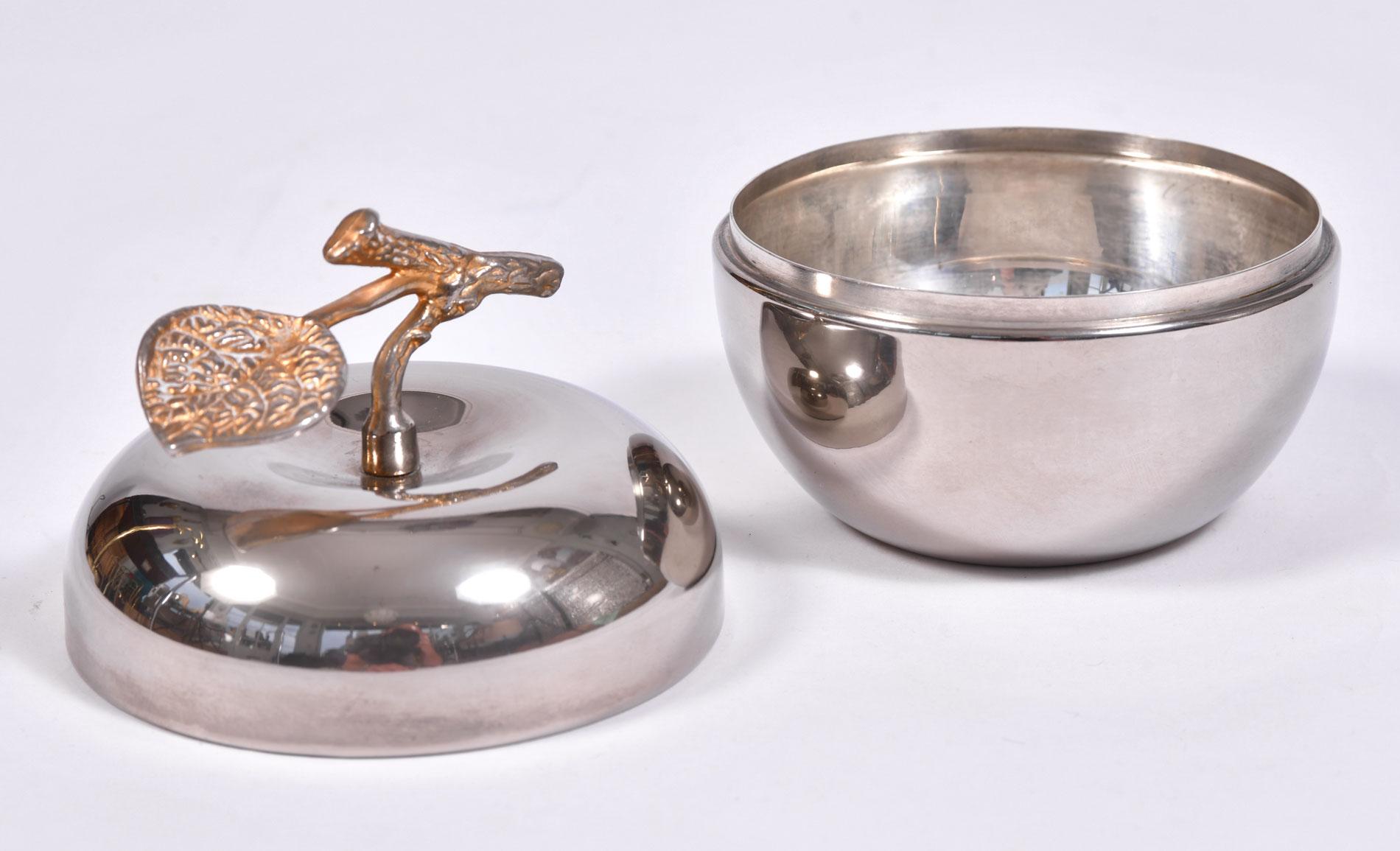 Pomme en métal argenté des années 1960 avec poignée en laiton en forme de feuille en vente 1