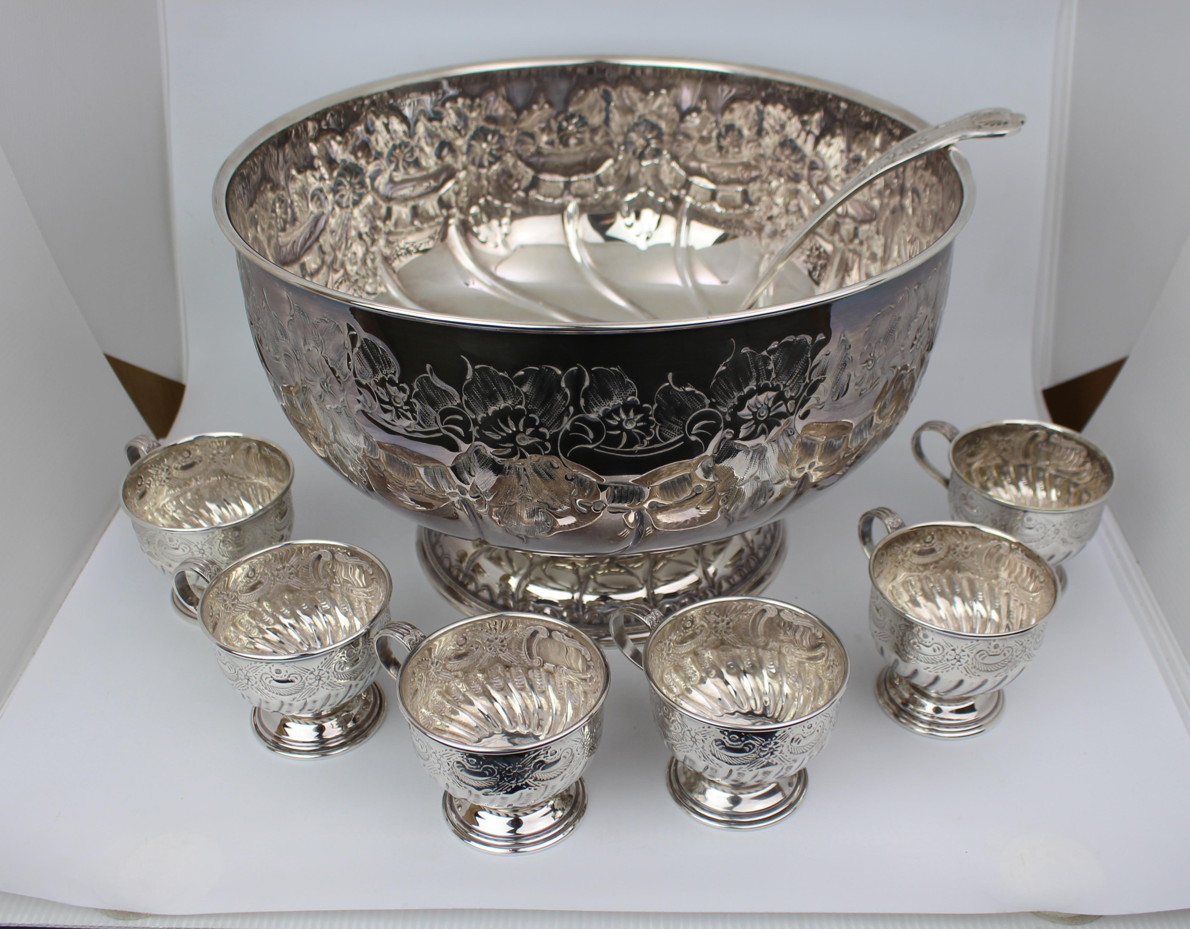 Set di ciotole per il punch in argento di metà secolo di The Sheffield Silver Co.
Un elegante set di punzoni in argento finemente cesellato a mano della The Sheffield Silver Company, Brooklyn, New York, risalente alla metà del XX secolo.

Questo set