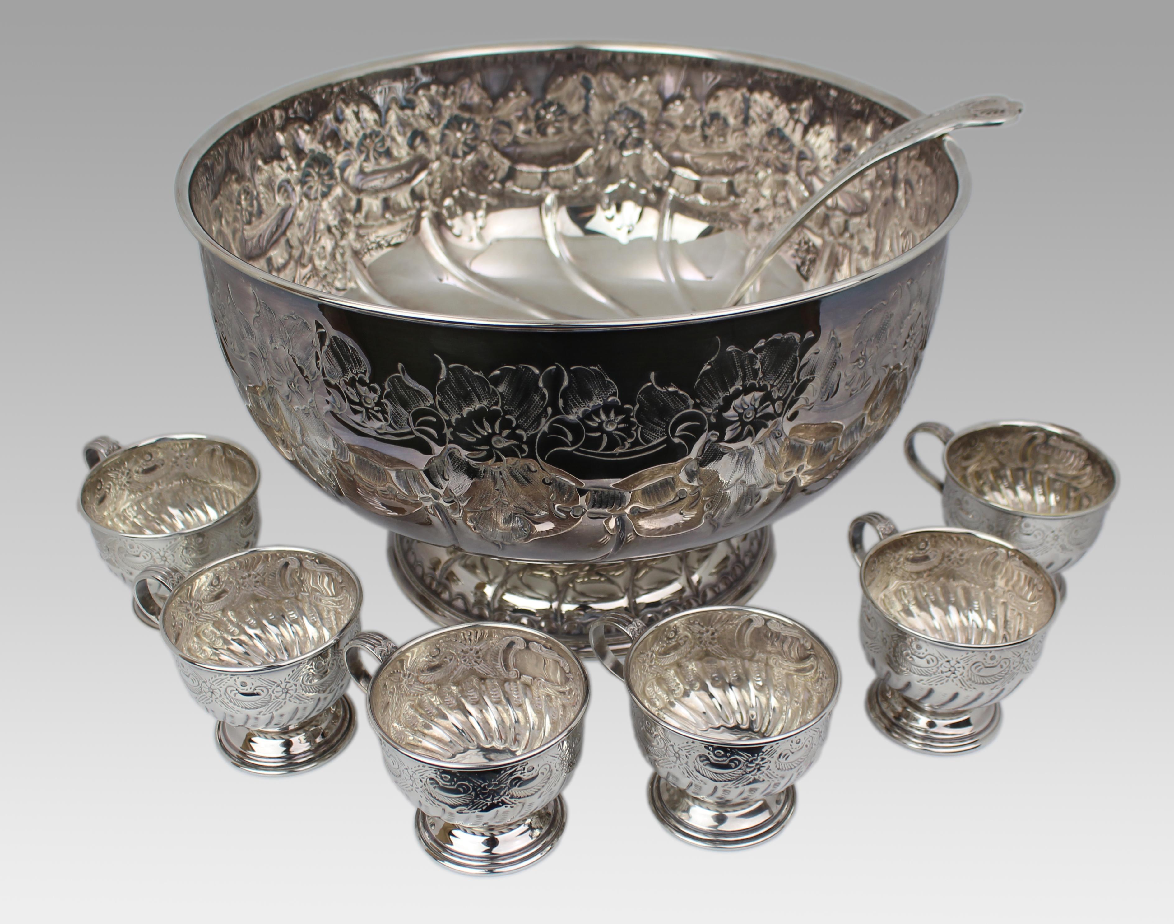 Set di ciotole per il punch in argento di metà secolo di The Sheffield Silver Co.
Un elegante set di punzoni in argento finemente cesellato a mano della The Sheffield Silver Company, Brooklyn, New York, risalente alla metà del XX secolo.

Questo set