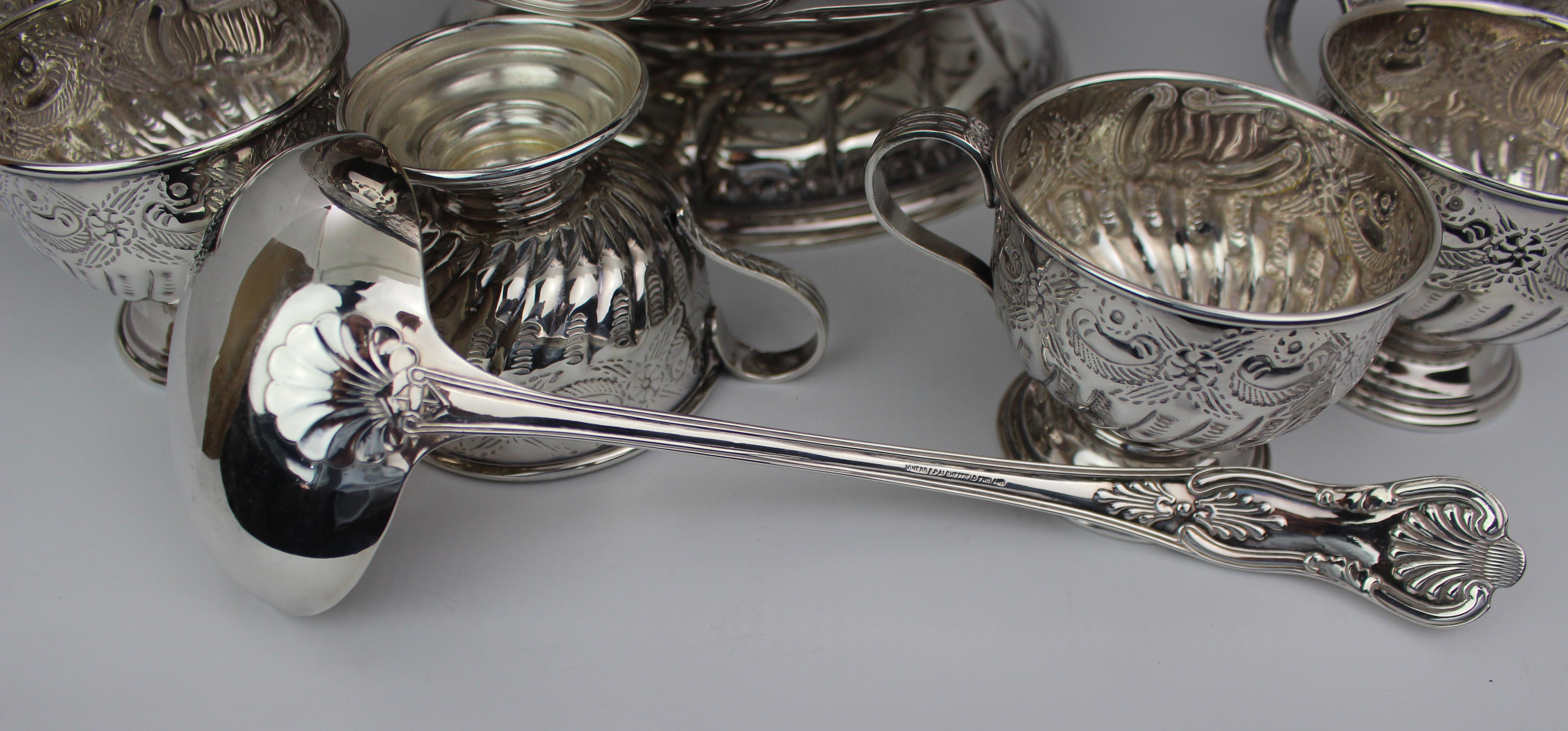 Set di ciotole da pranzo placcate in argento di metà secolo di The Sheffield Silver Co. in vendita 1
