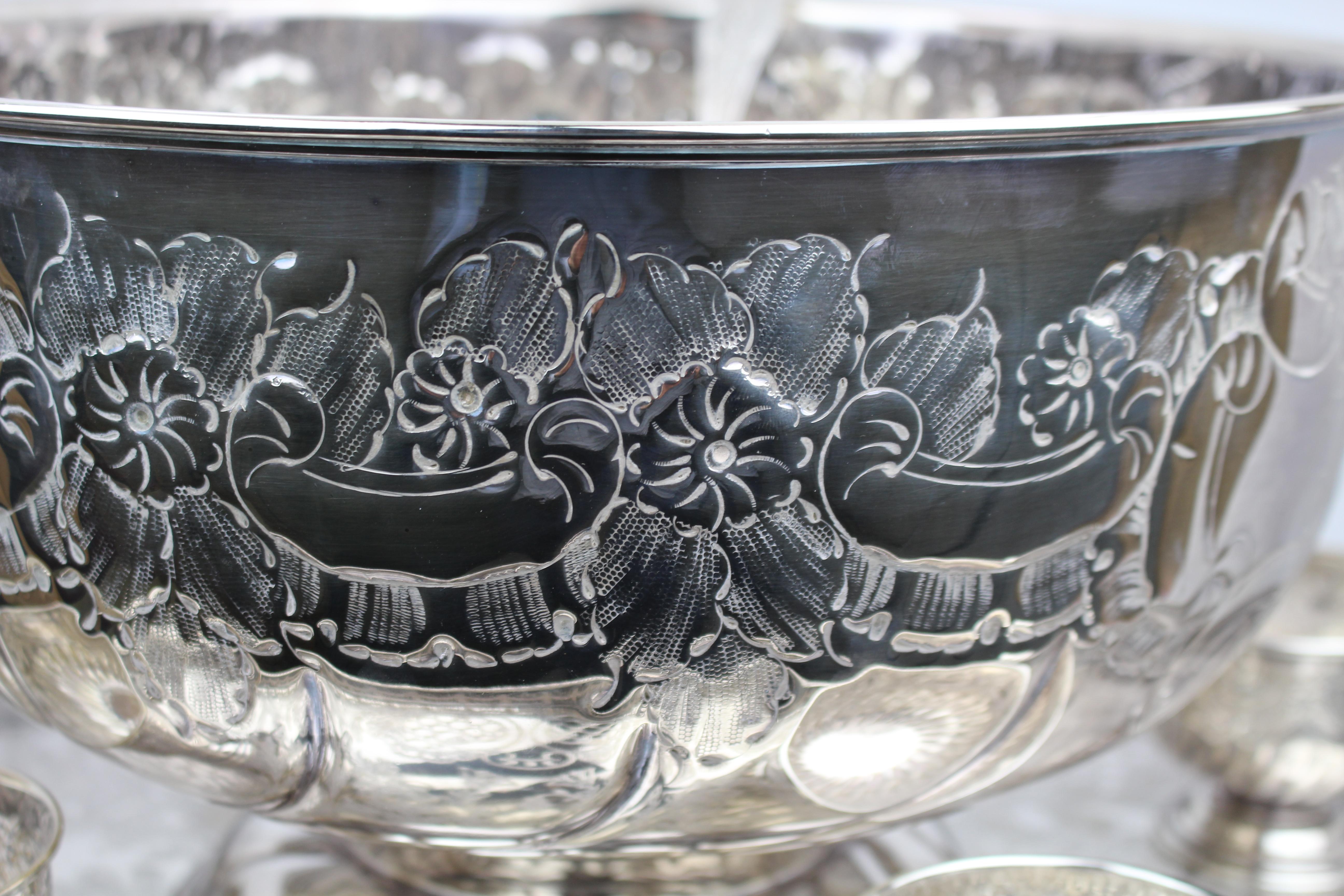Set di ciotole da pranzo placcate in argento di metà secolo di The Sheffield Silver Co. in vendita 3